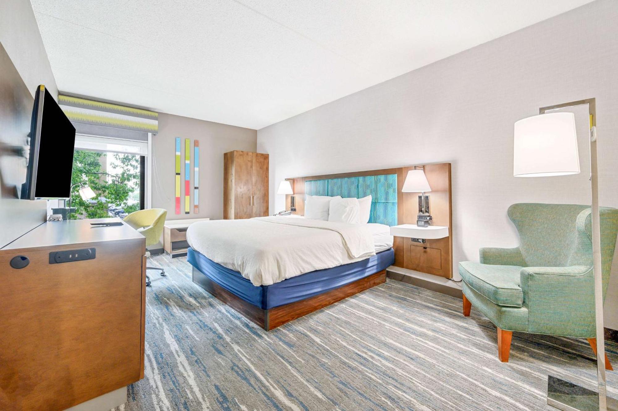 King Room with King Bed - Non-Smoking