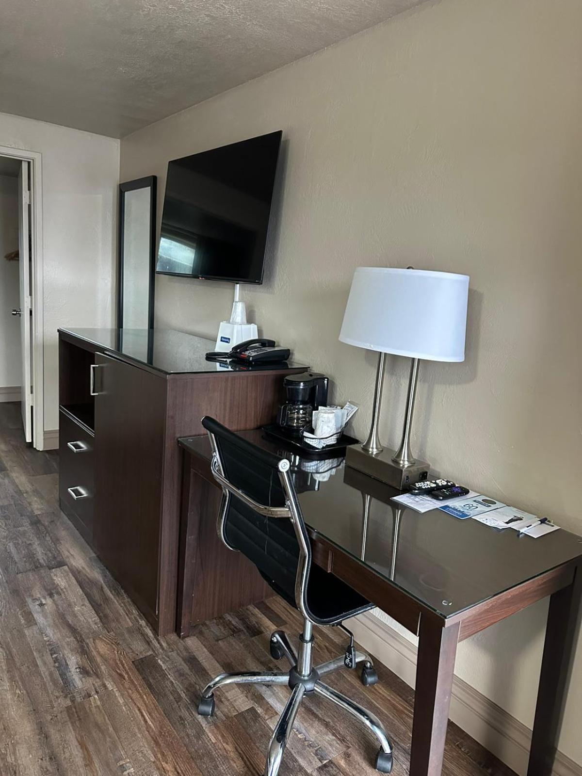 King Room with Bath Tub - Mobility Accessible/Non-Smoking