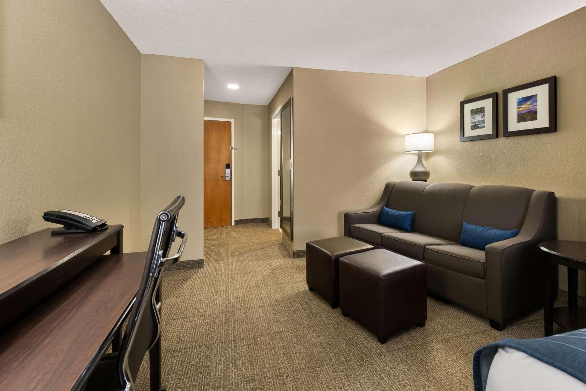 Queen Suite with Two Queen Beds - Non-Smoking