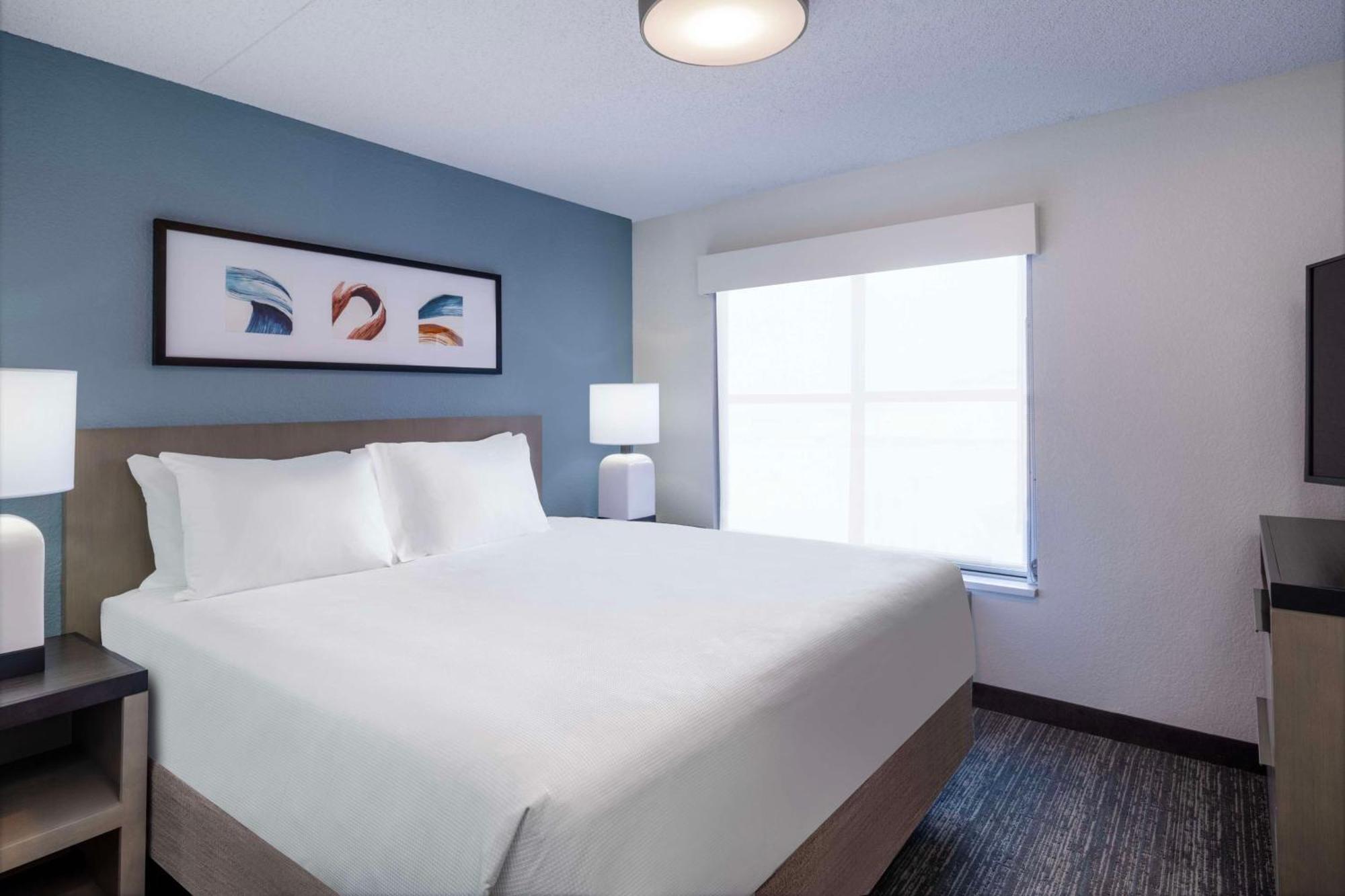 One-Bedroom King Suite with Sofa Bed, Kitchen and Tub - Disability Access