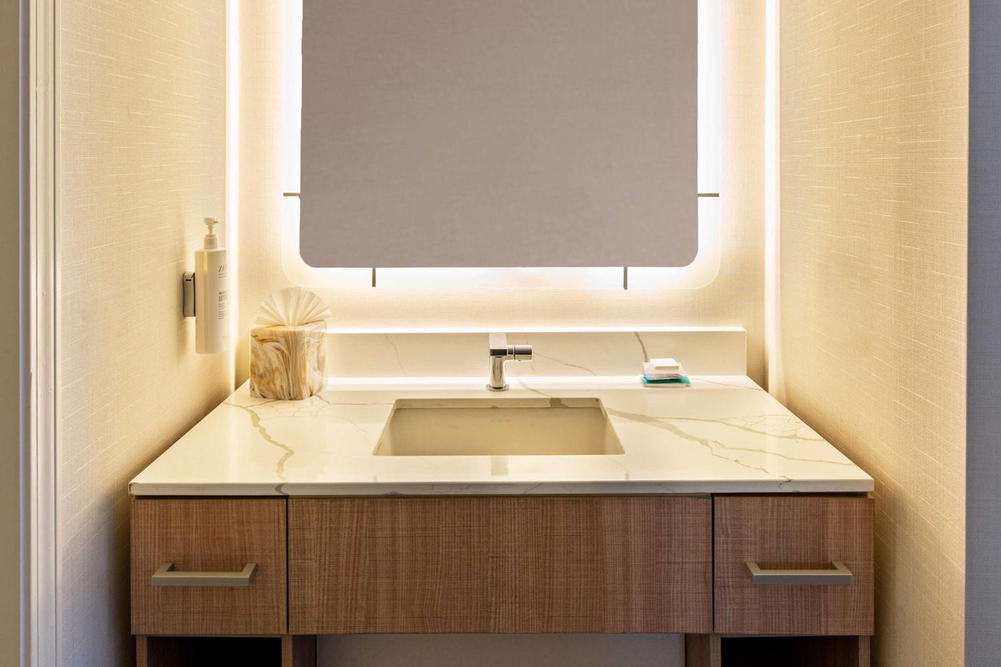 Quarto com Cama King-size e Banheira - Acessível para Hóspedes com Mobilidade Reduzida