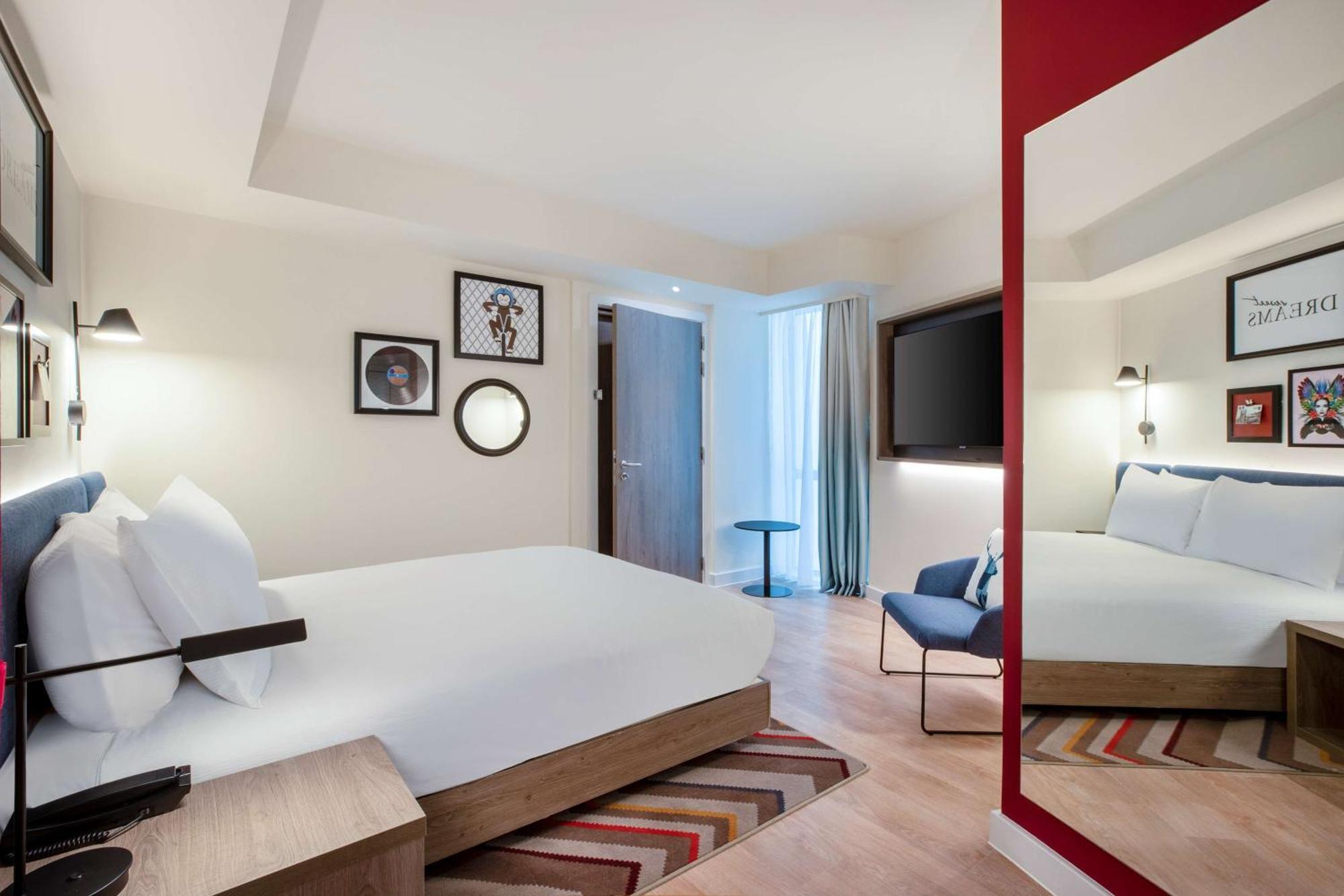Chambre Lit Queen-Size Accessible aux Personnes à Mobilité Réduite