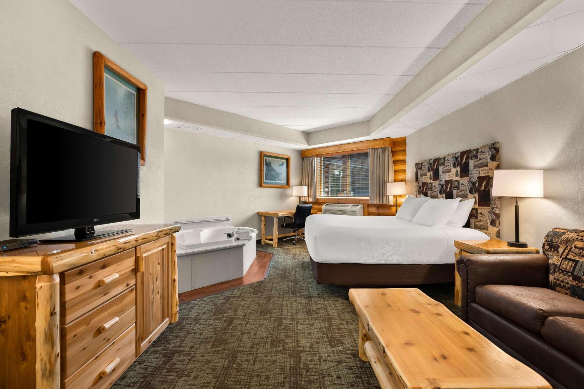 King Room with Spa Bath and Roll-In Shower - Mobility Accessible/Non-Smoking