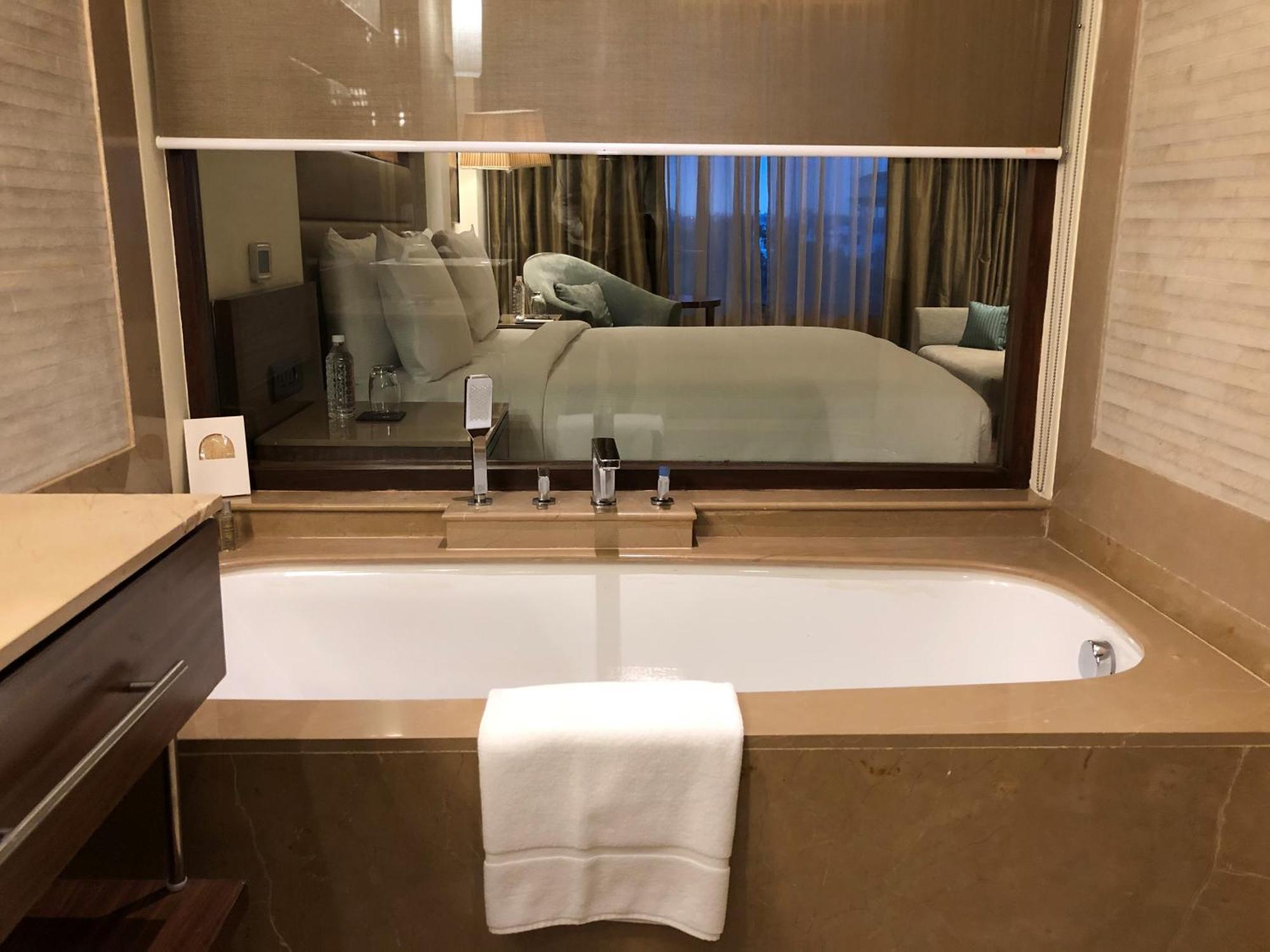 Suite mit 1 Schlafzimmer mit Kingsize-Bett und Poolblick