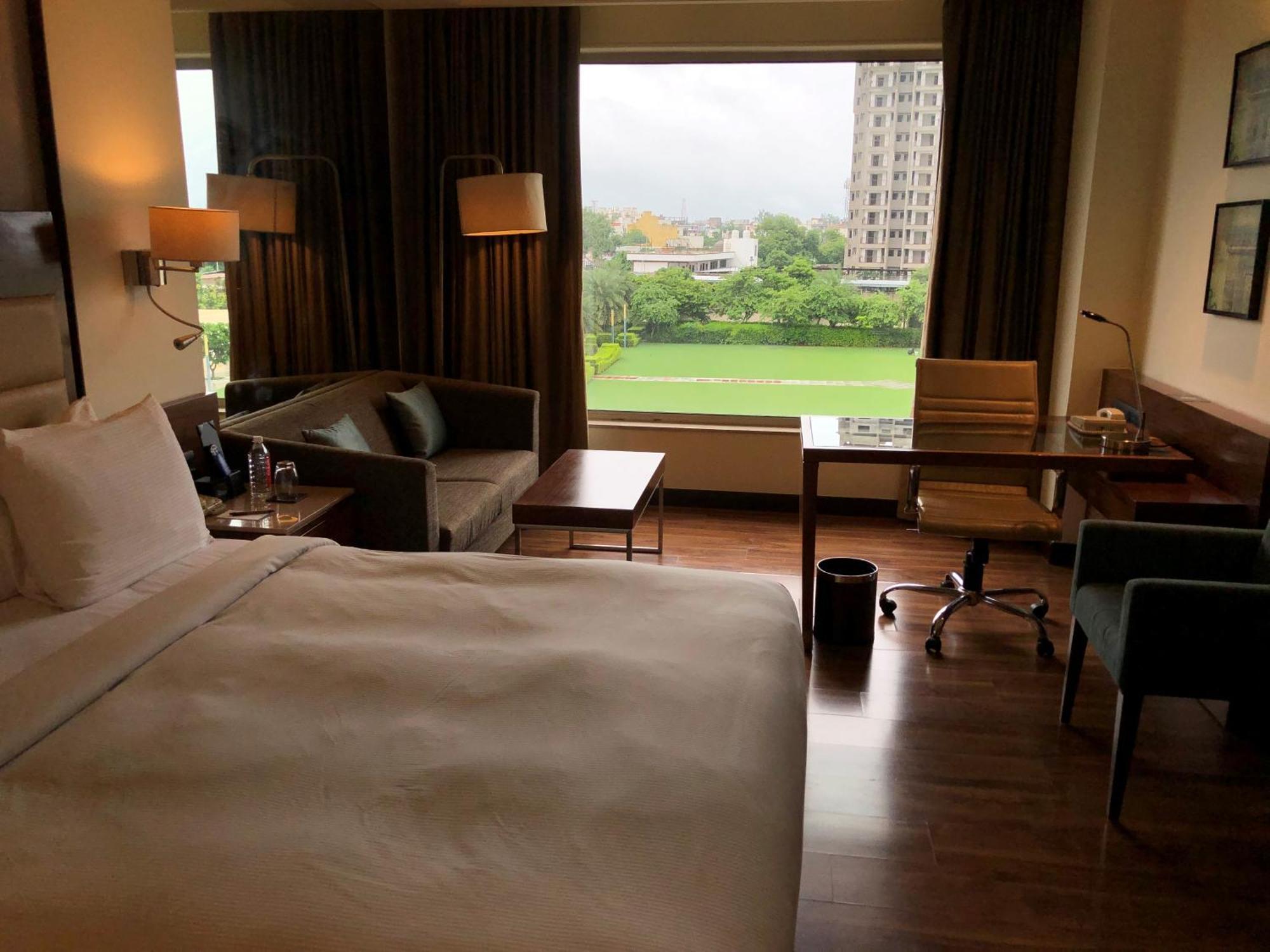Zimmer mit Kingsize-Bett und Stadtblick