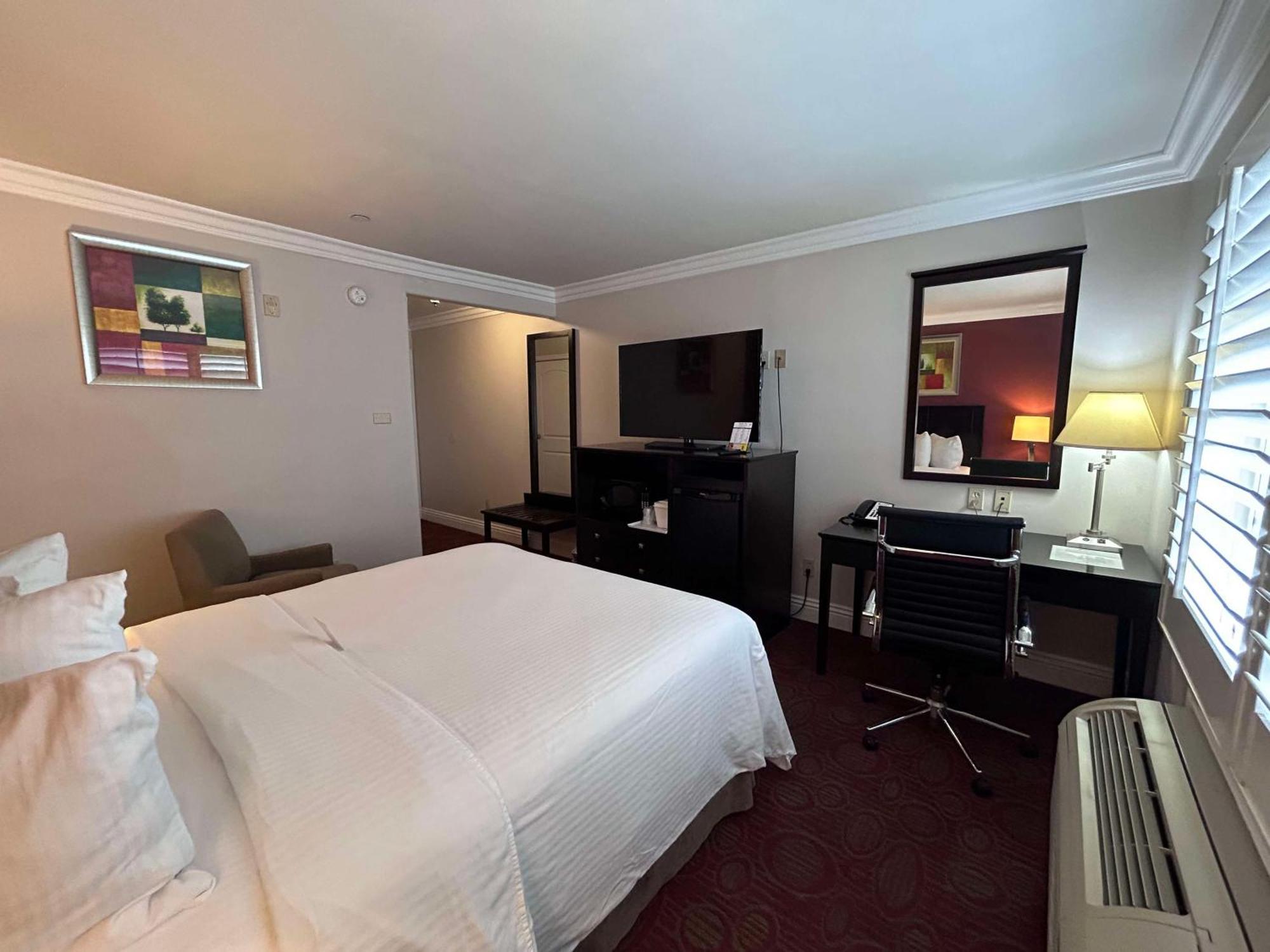 Habitación con cama grande