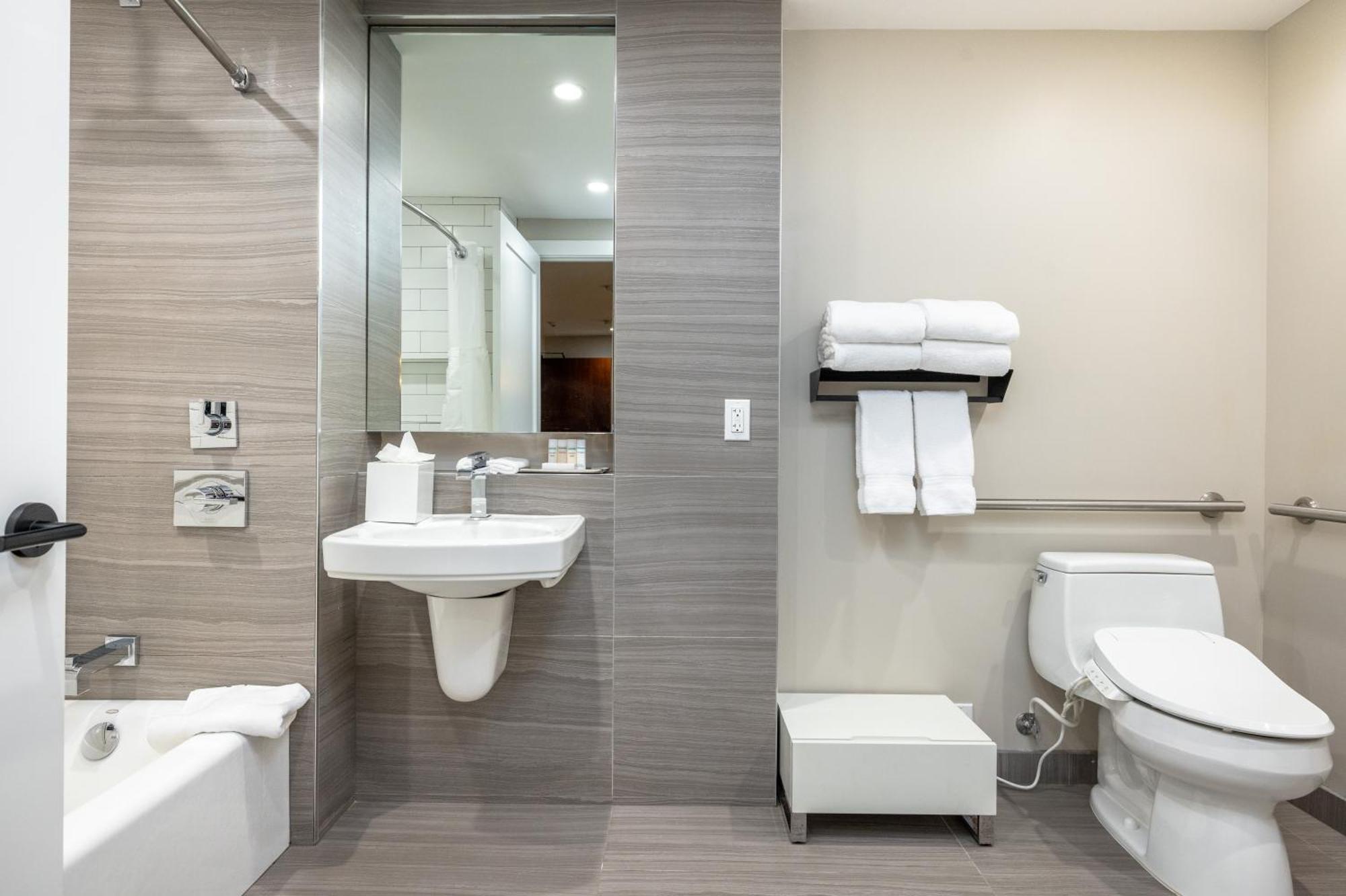 Queen Room with Bath Tub - Disability Access,1765807750:JPEG