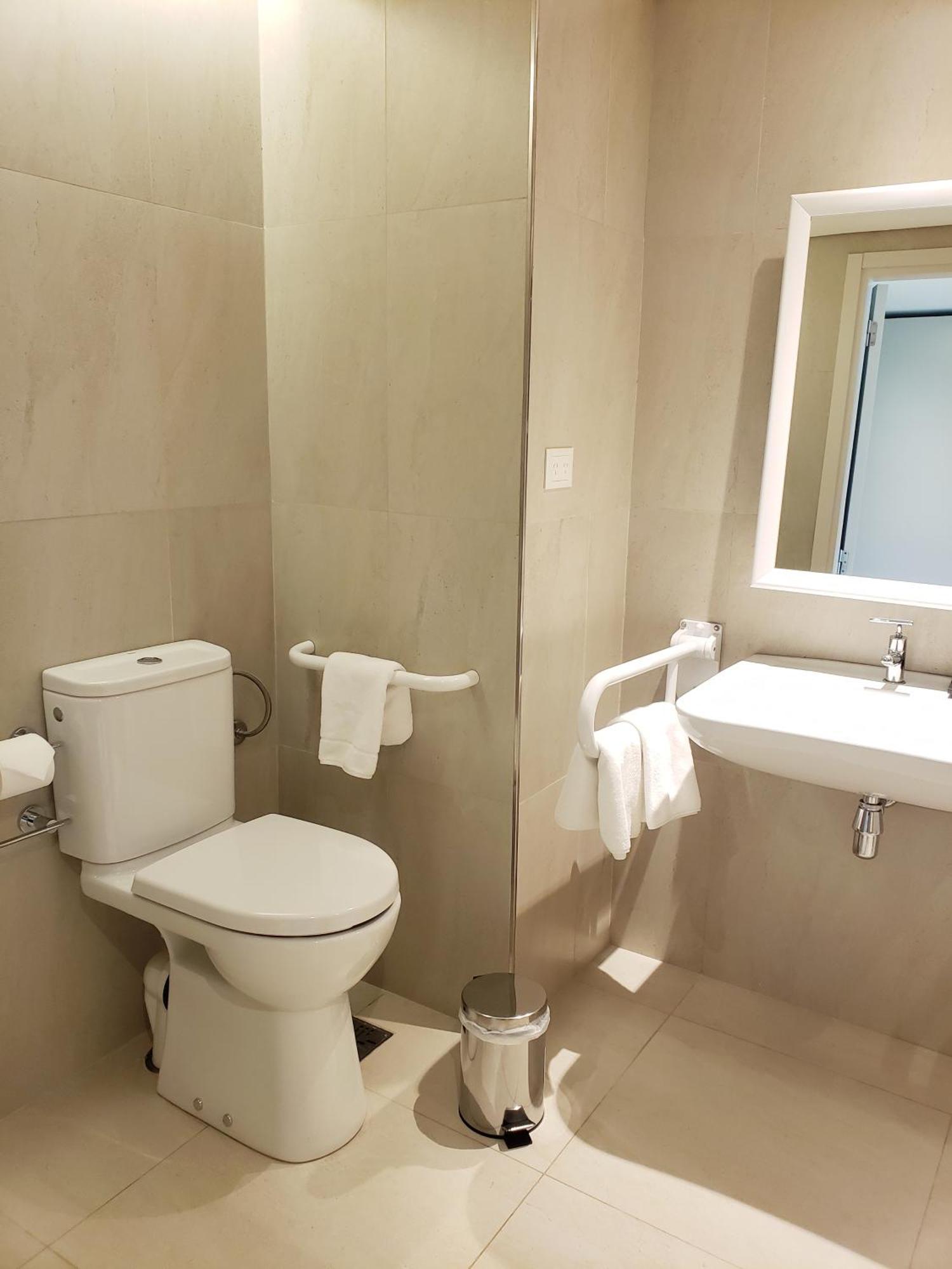 Habitación con ducha a ras de suelo - 1 cama grande - Adaptada para personas de movilidad reducida - No fumadores