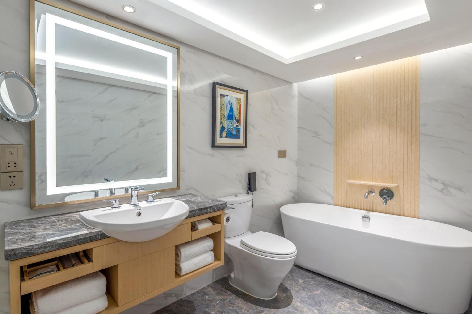 Deluxe King Suite  - Club Lounge Access