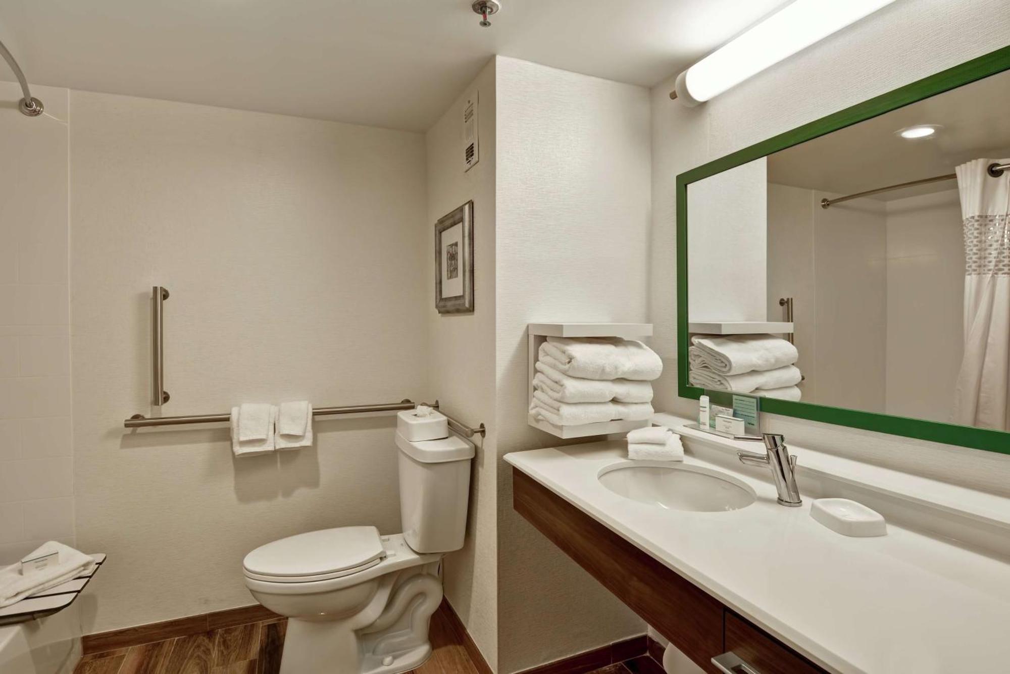 Queen Room with Mobility Access/Non-Smoking