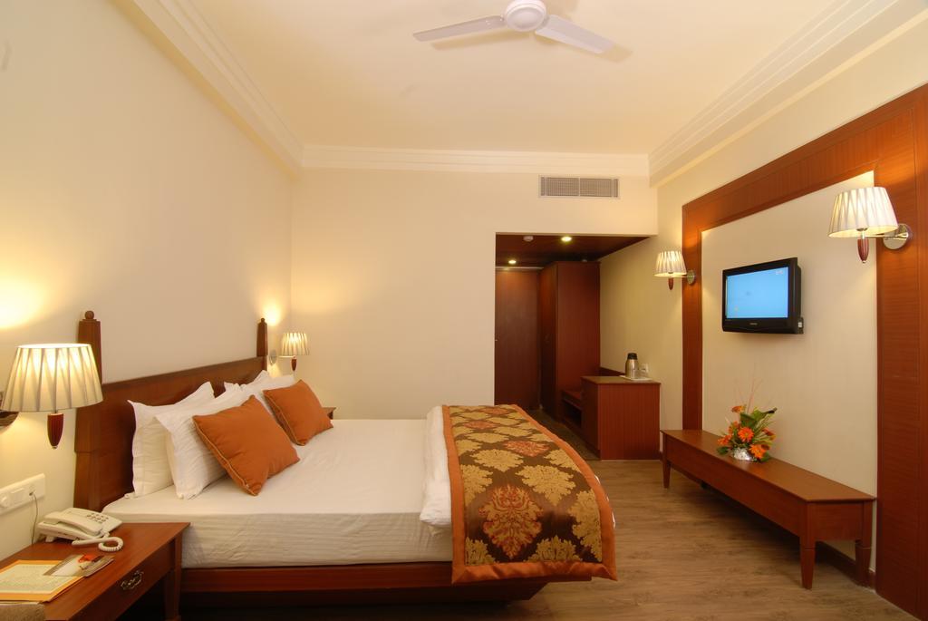 Superior King Room with Happy hours 2+1 on alcoholic Beverages from 11:00 AM to 6:00 PM