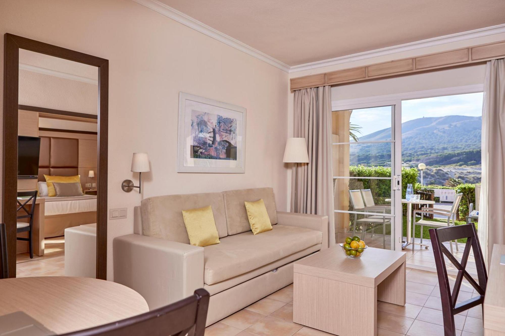 One-Bedroom Swim up Suite