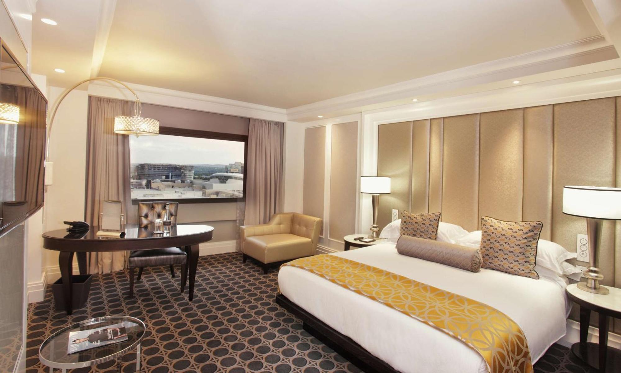 Sandton Sun Superior Zimmer mit Kingsize-Bett