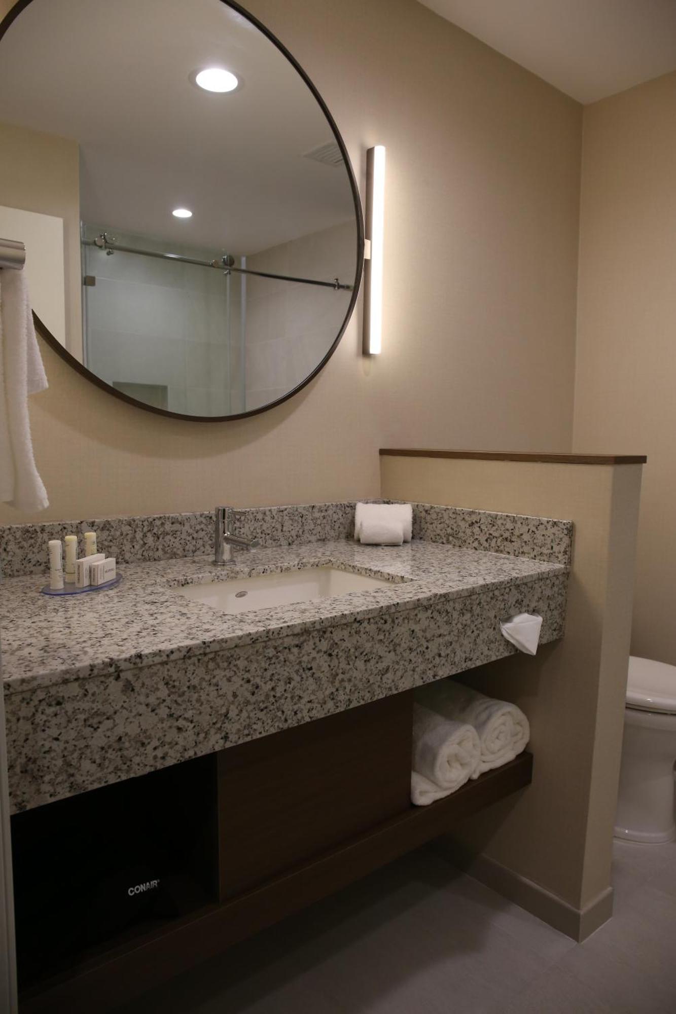 Guest room, 1 King, City view
