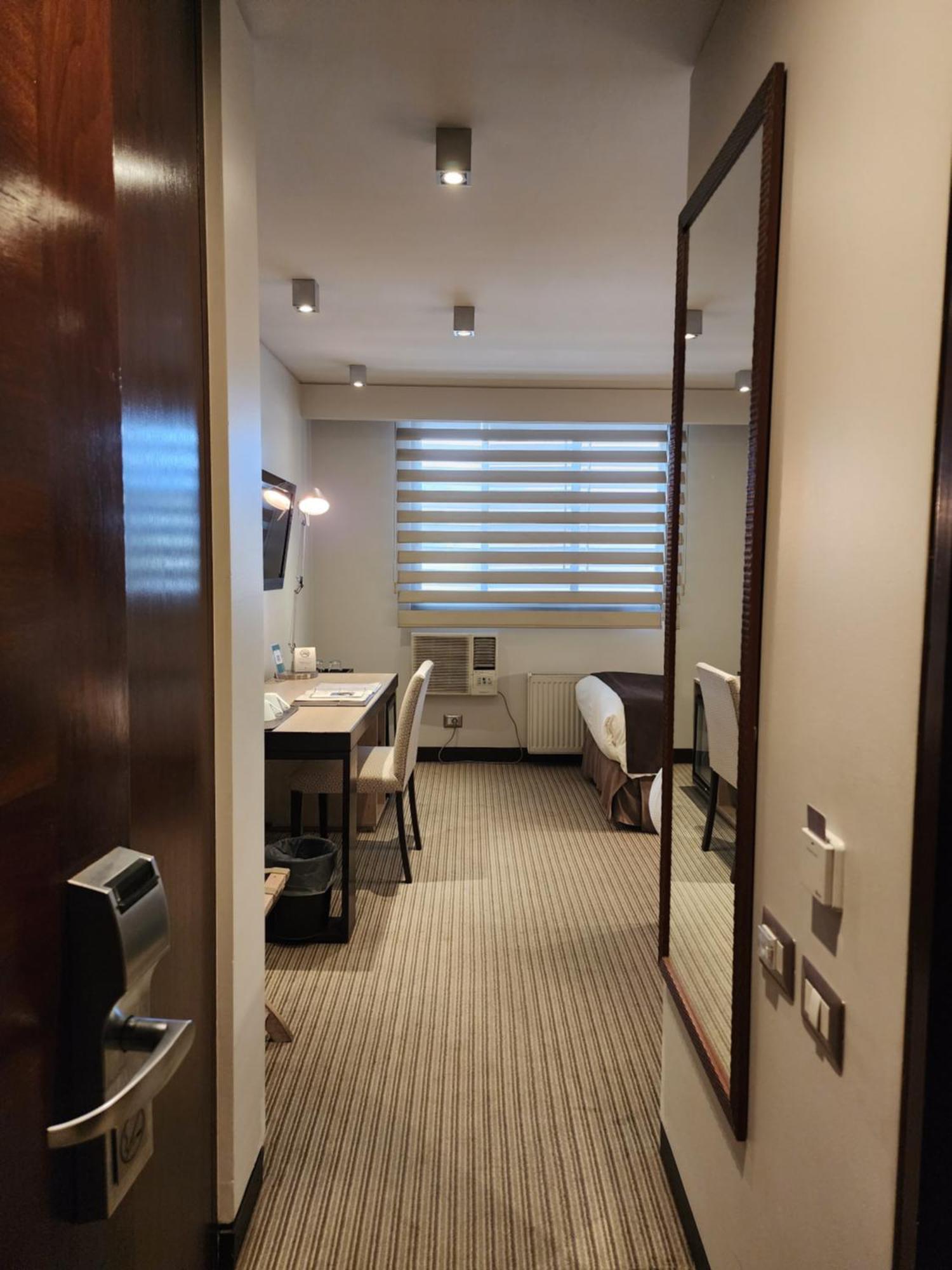 Quarto com 2 Camas de Solteiro e Vista da Cidade