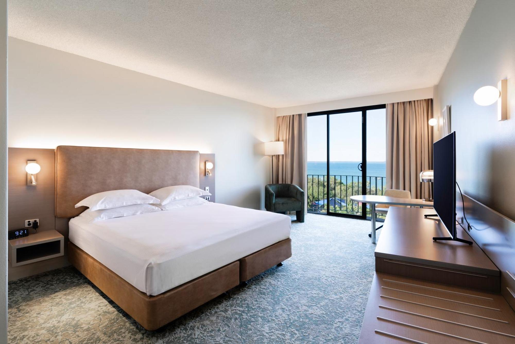King Guest Room with Harbor View