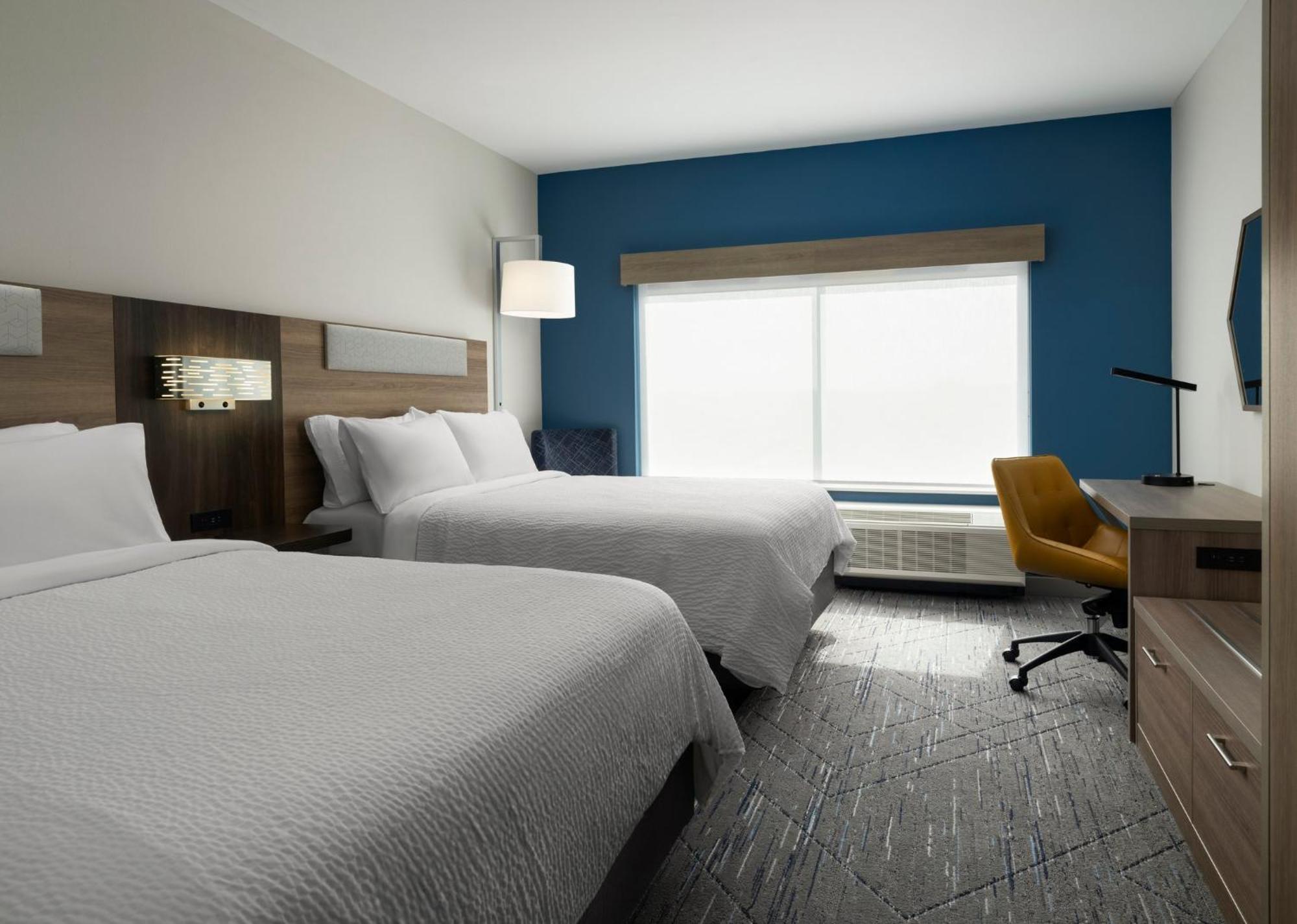 Deluxe Twin Room with Accessible Trans Shower - Non-Smoking