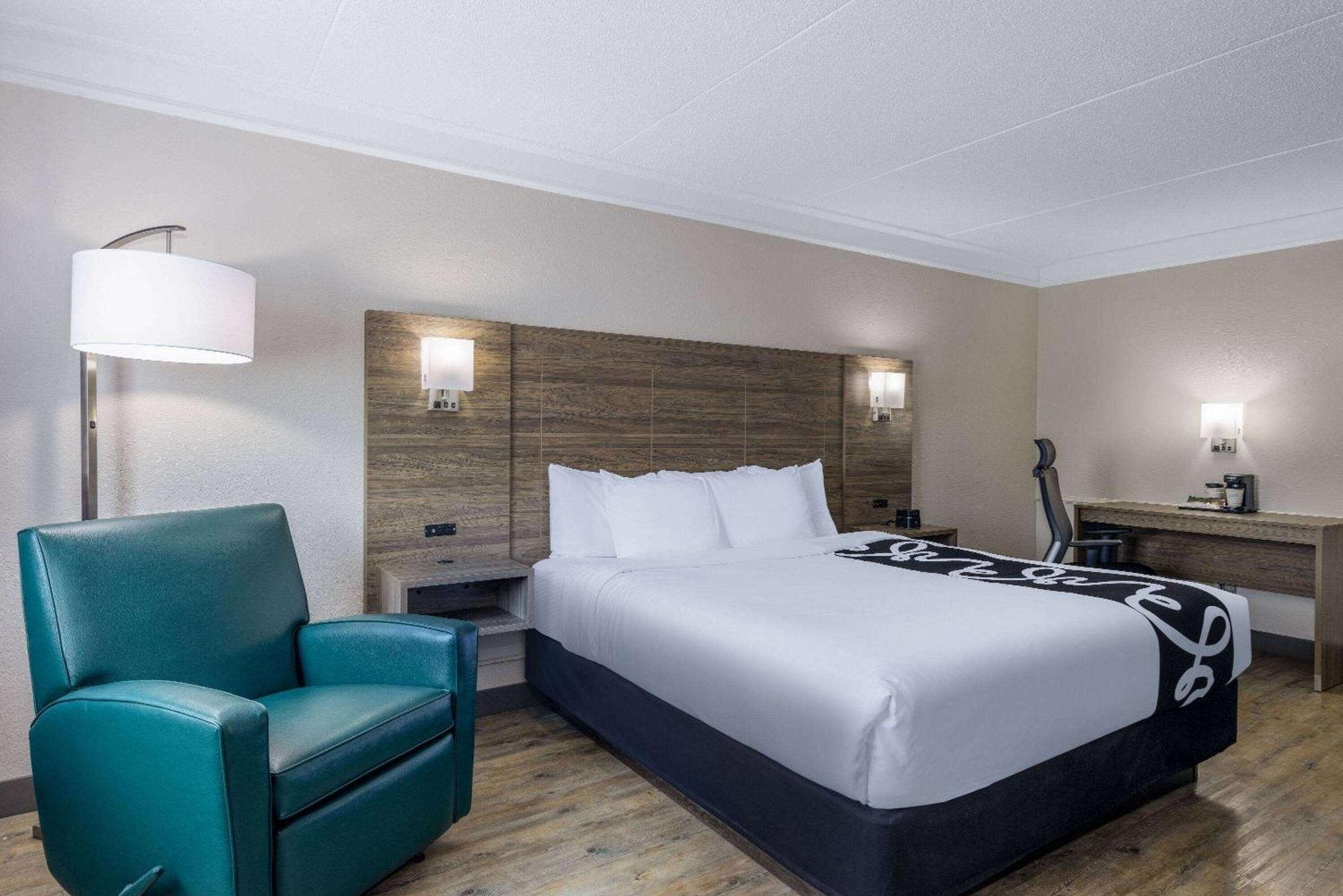 Deluxe King Suite - Non-Smoking