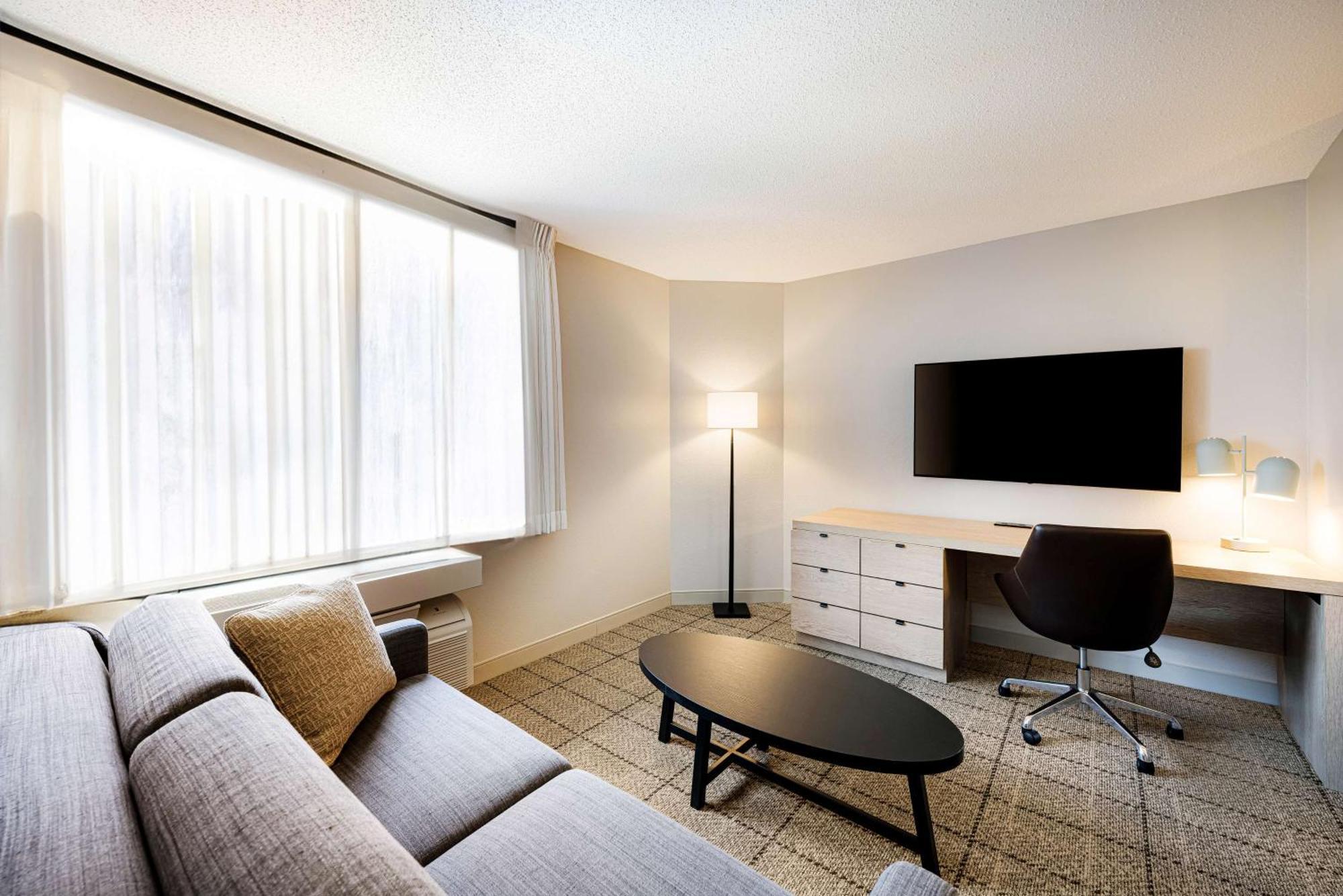 One Bedroom Suite Queen Partial Harbor View Mobility Accessible Tub