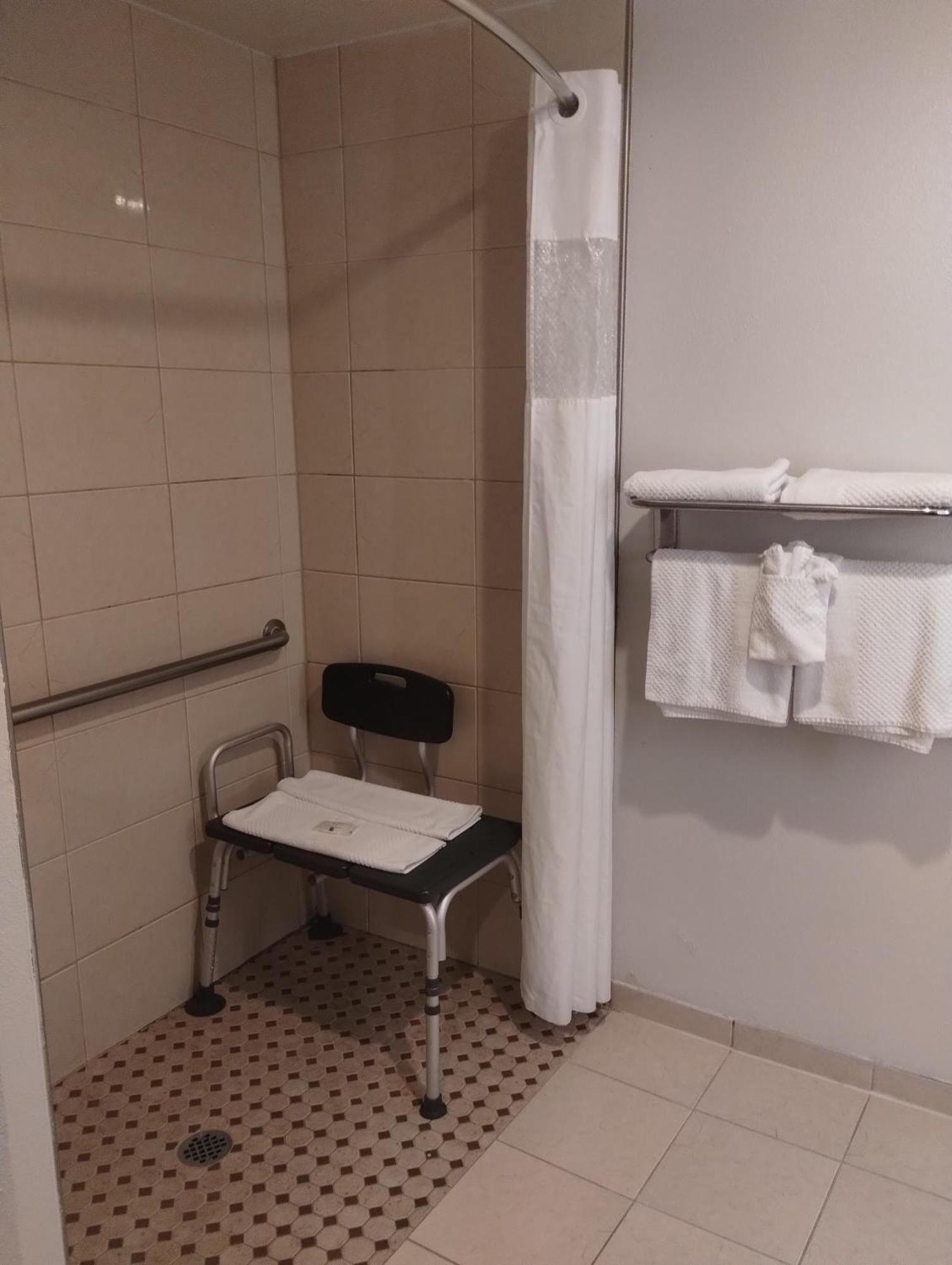 Queen Room - Accessible/Non Smoking