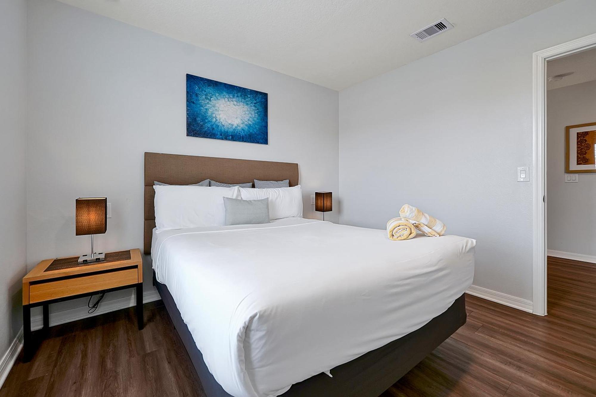 Three-Bedroom Townhouse with Private Hot Tub (6 Adults + 2 Children)