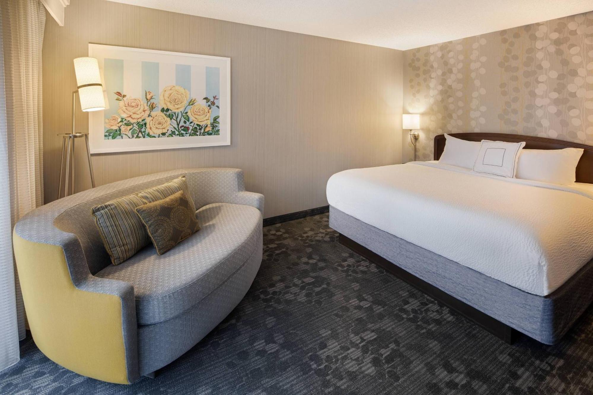 King Room with Bathtub - Mobility Access/Hearing Accessible
