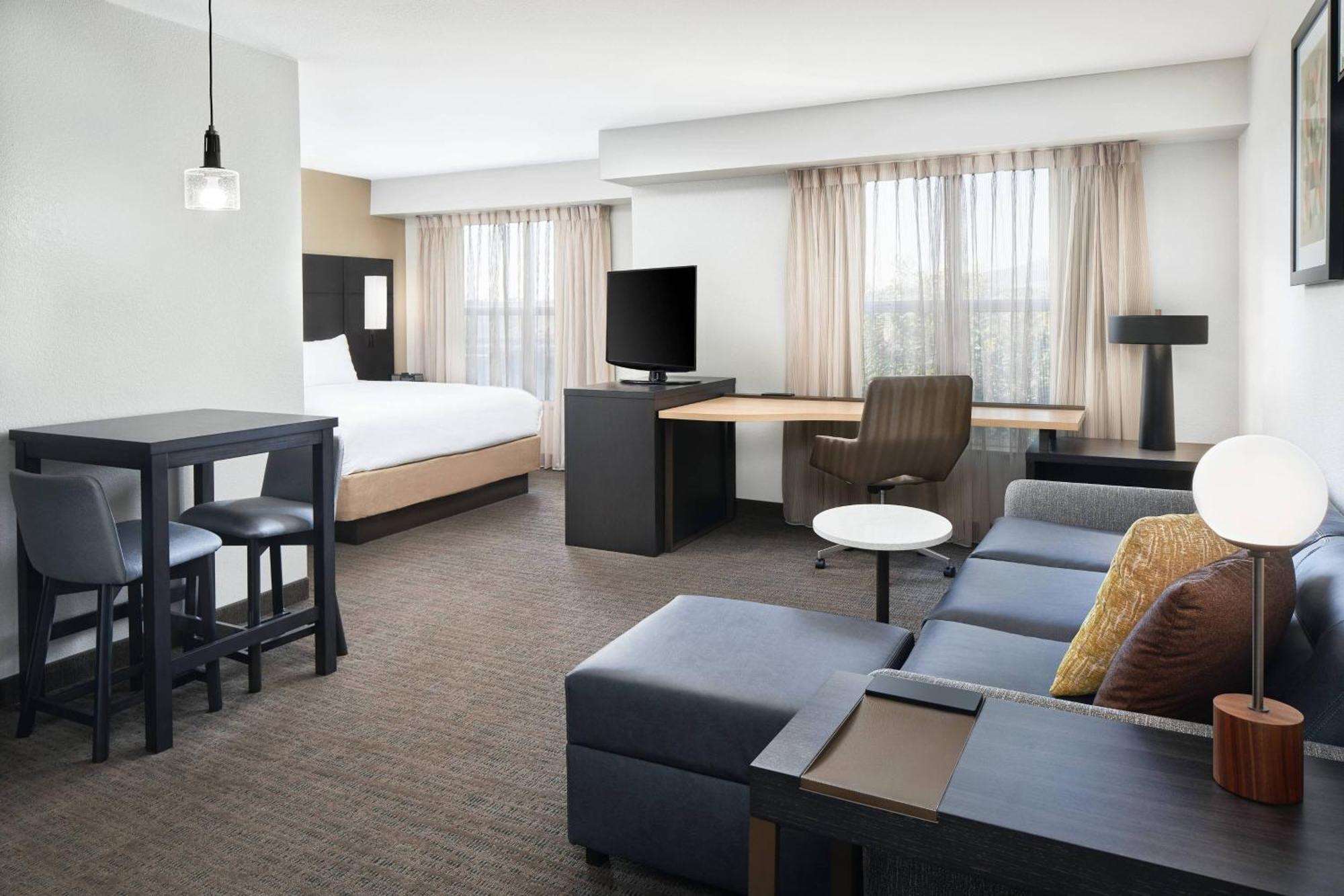 Estudio con cama extragrande y sofá cama