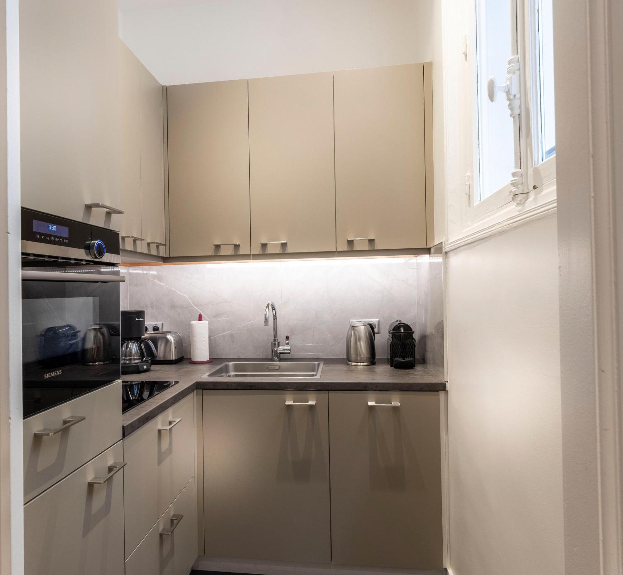 Classic One-Bedroom Apartment - Courtyard View,1546253104:JPEG