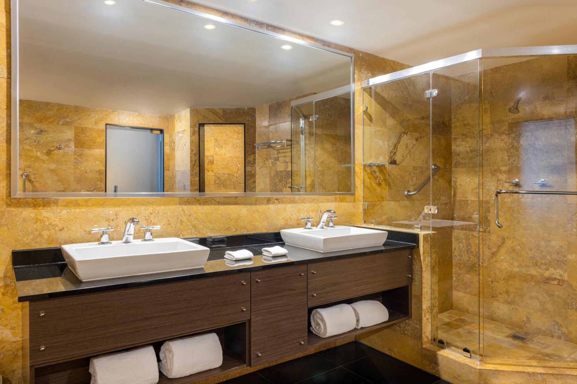Platinum Suite Club lounge access 1 Bedroom Suite 1 King,1565155633:JPEG