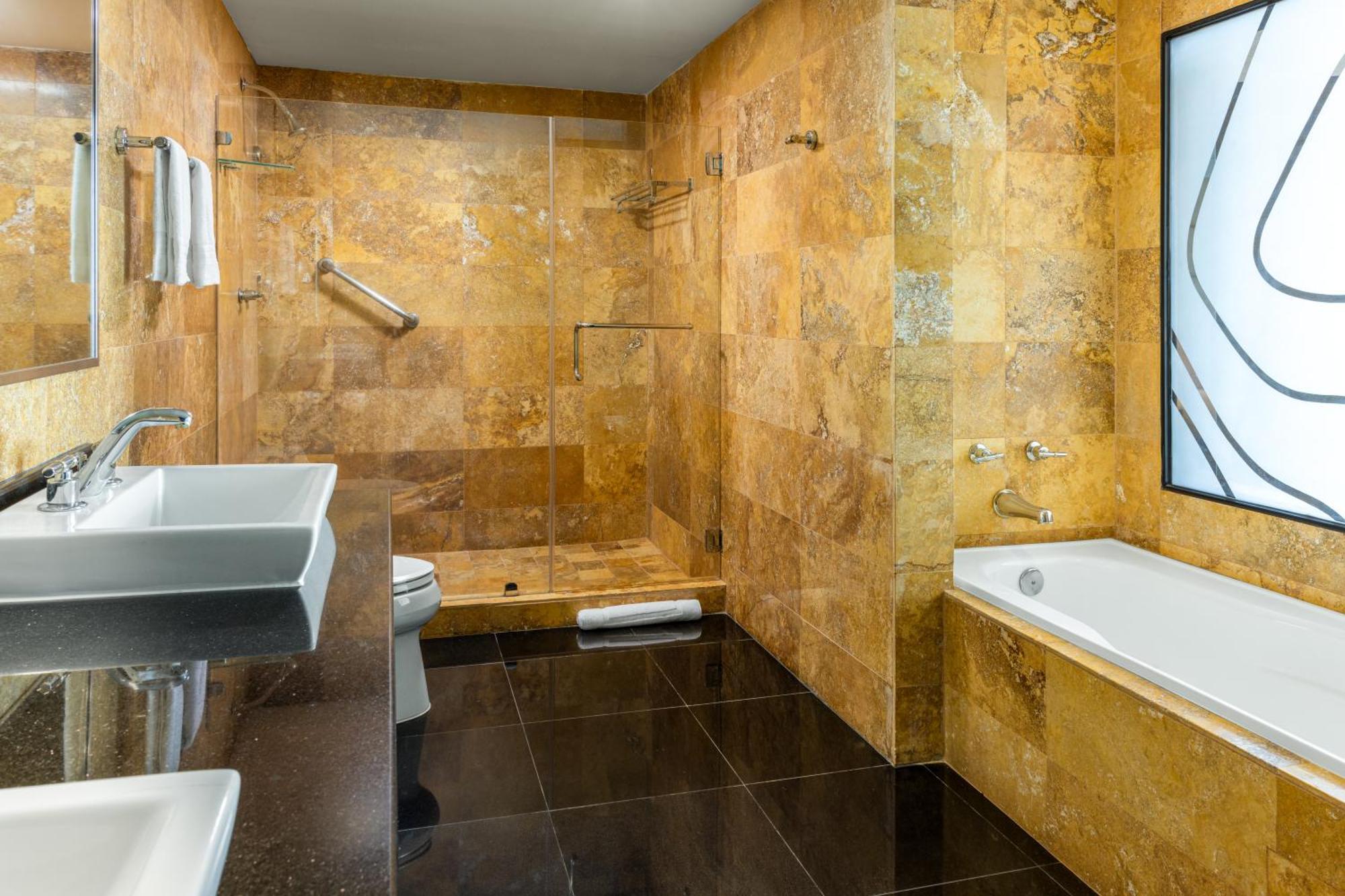 Diamond Suite Club lounge access 1 Bedroom Larger Suite,1565155642:JPEG