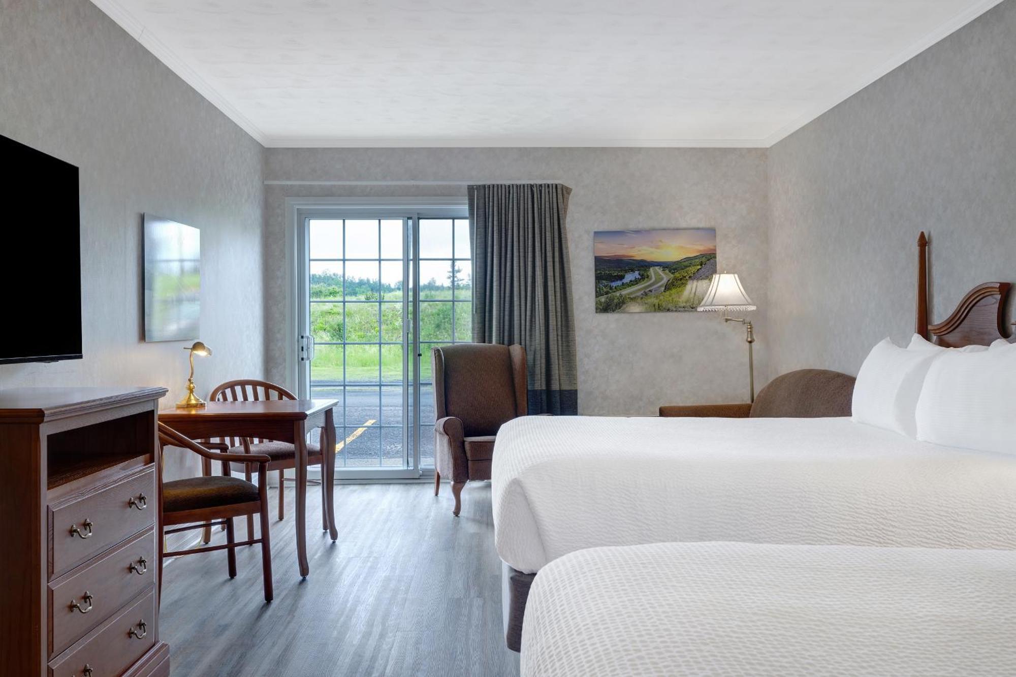Queen Room with Two Queen Beds and Bath Tub - Mobility Accessible/Non-Smoking