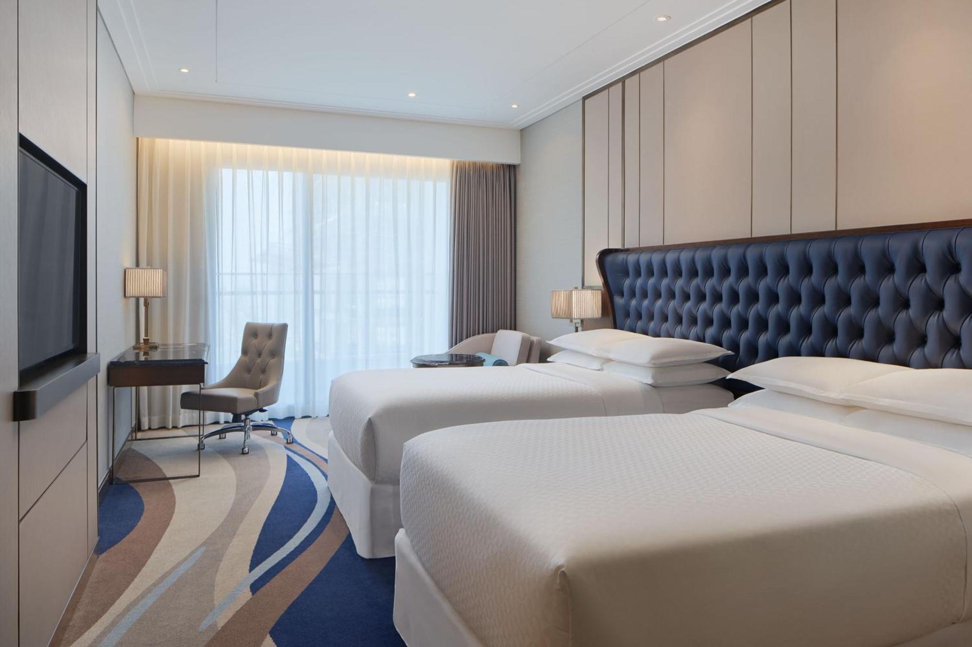 Deluxe Twin, Guest room, 2 twin/single beds, Partial Ocean View, Balcony, Bathtub,1627957539:JPEG