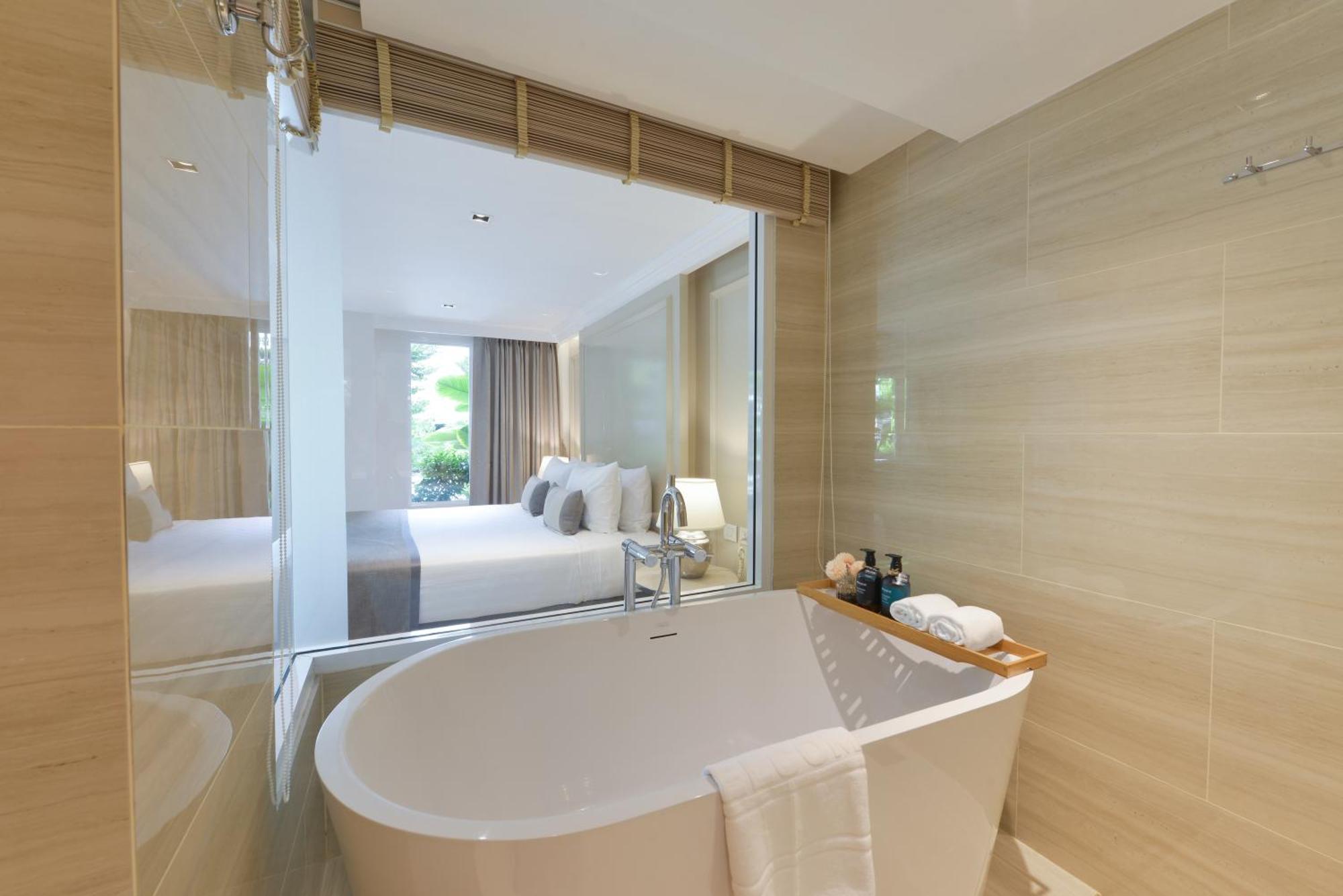 Pool Access Suite Room with Living area and Balcony
