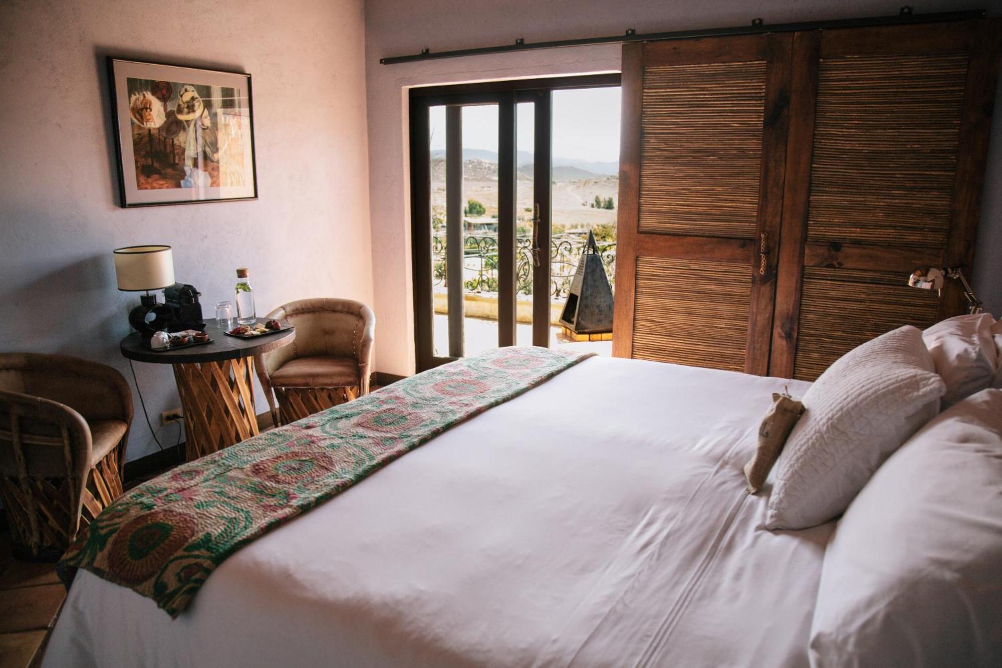 Habitación con cama extragrande.