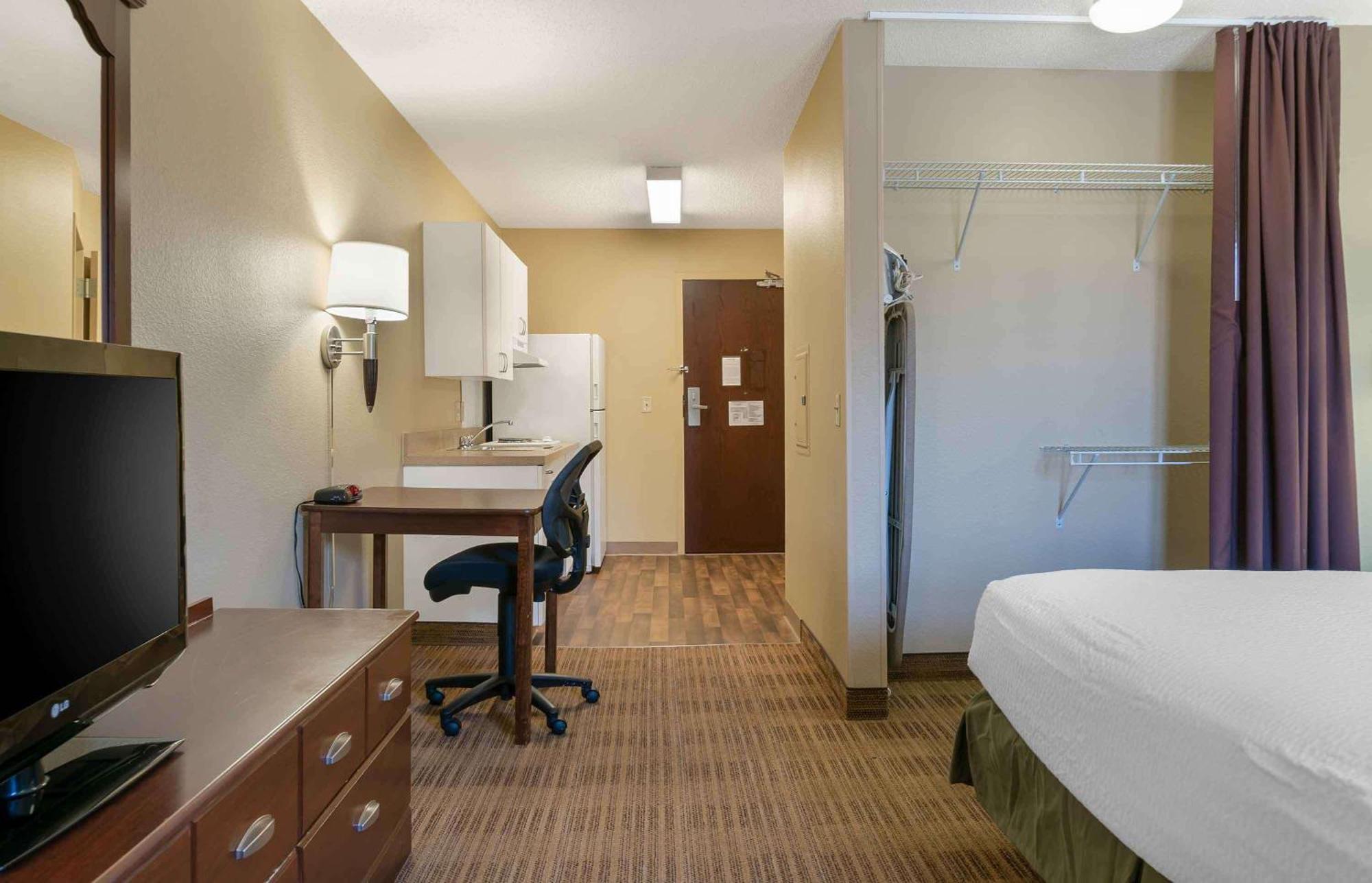 Queen studio with 1 Queen Bed - Disability Access/Non-Smoking