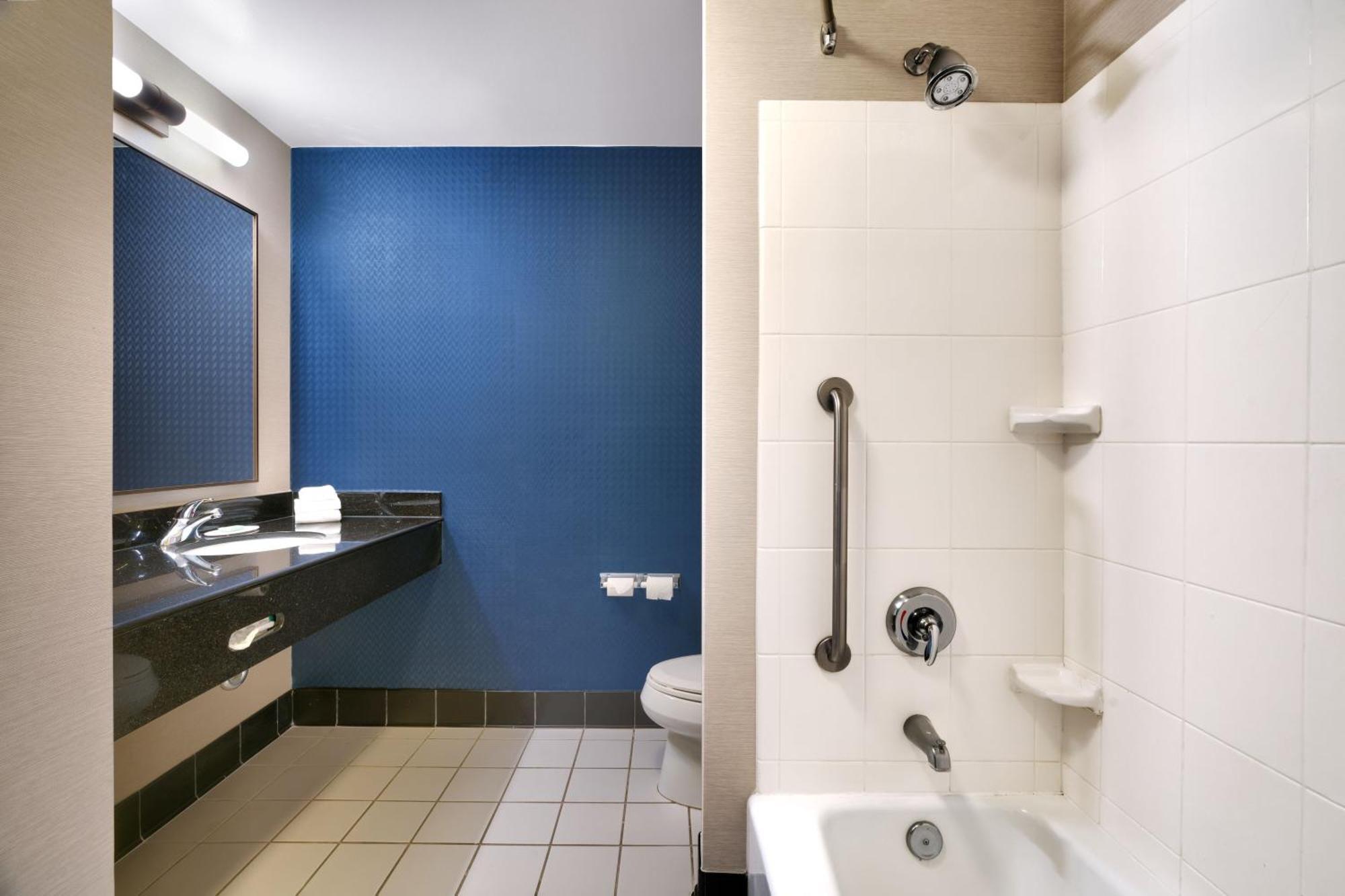 Queen Room with Two Queen Beds and Bathtub - Mobility Access
