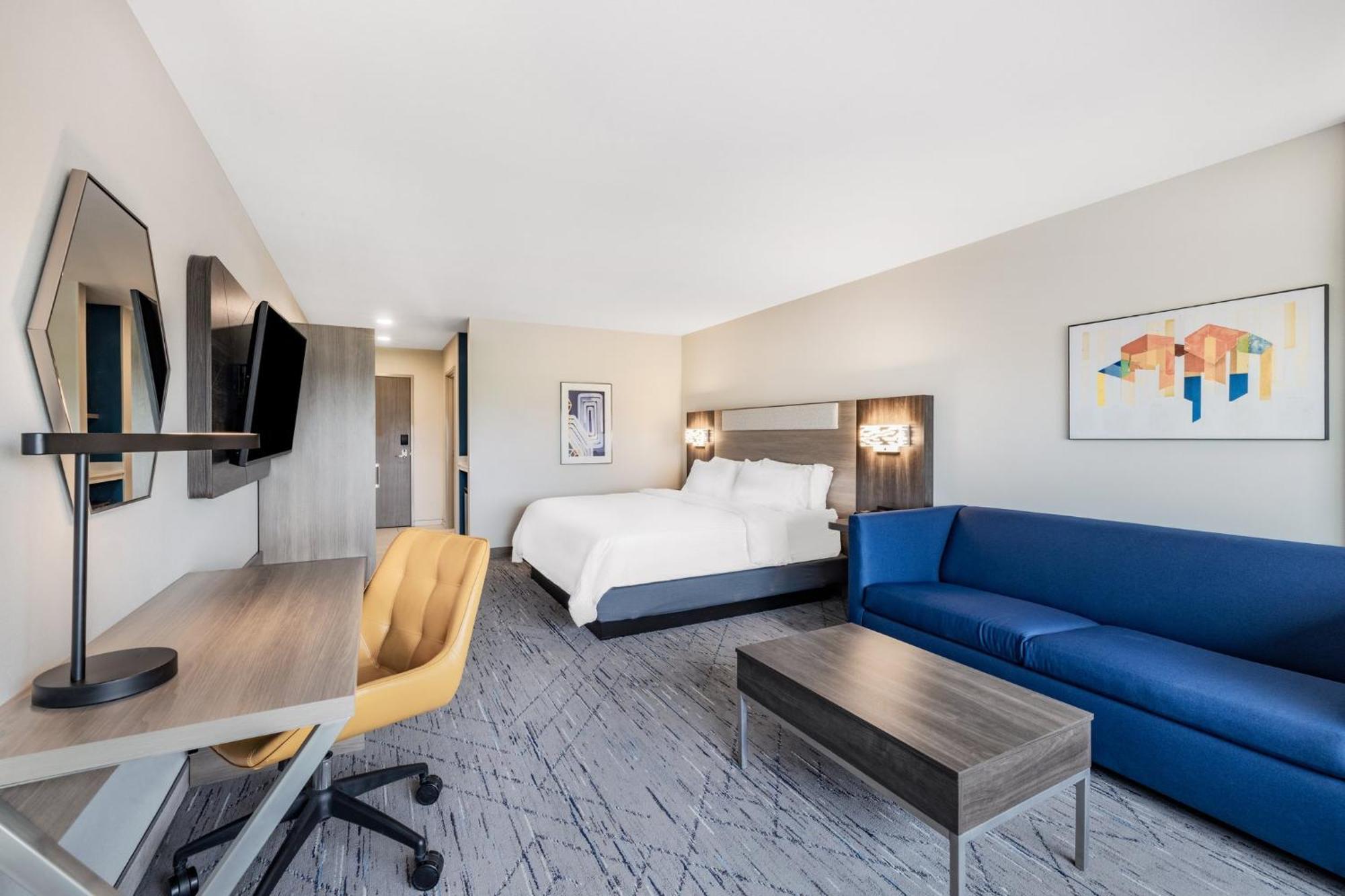 King Suite with Roll-In Shower - Disability Access/Non-Smoking