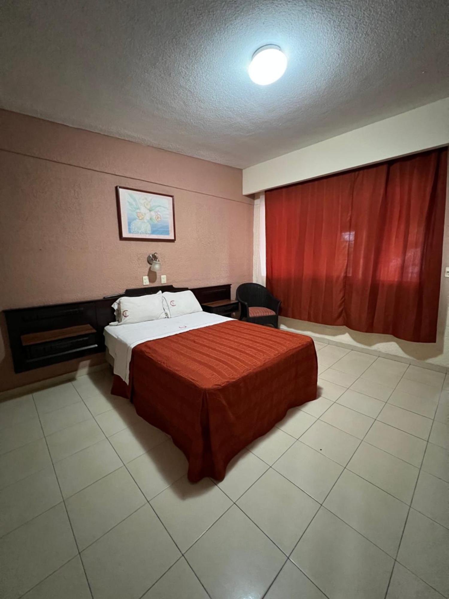 Habitación con cama grande