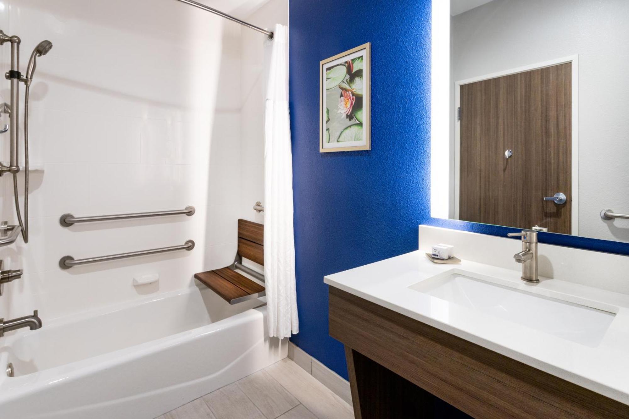 Queen Room with Mobility/Hearing Access and Bathtub with Grab Bar -  Non-Smoking
