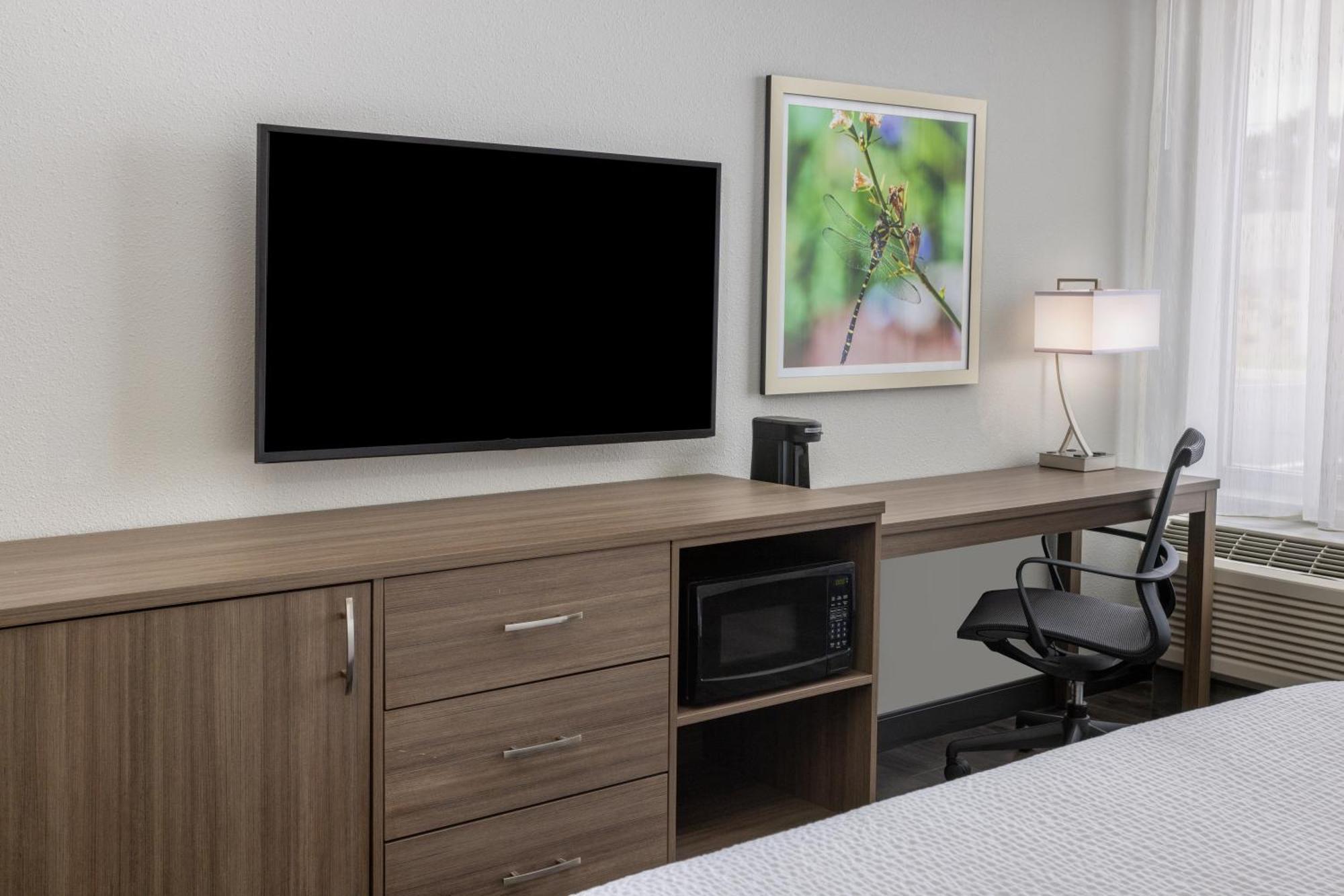King Room with Mobility/Hearing Access and Roll-In Shower - Non-Smoking