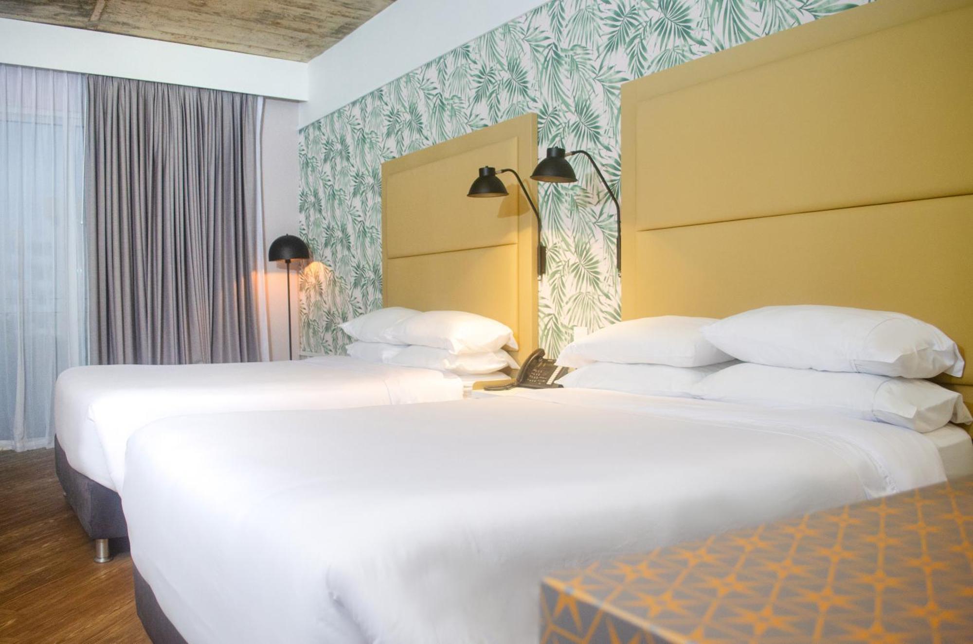 2 Double Beds