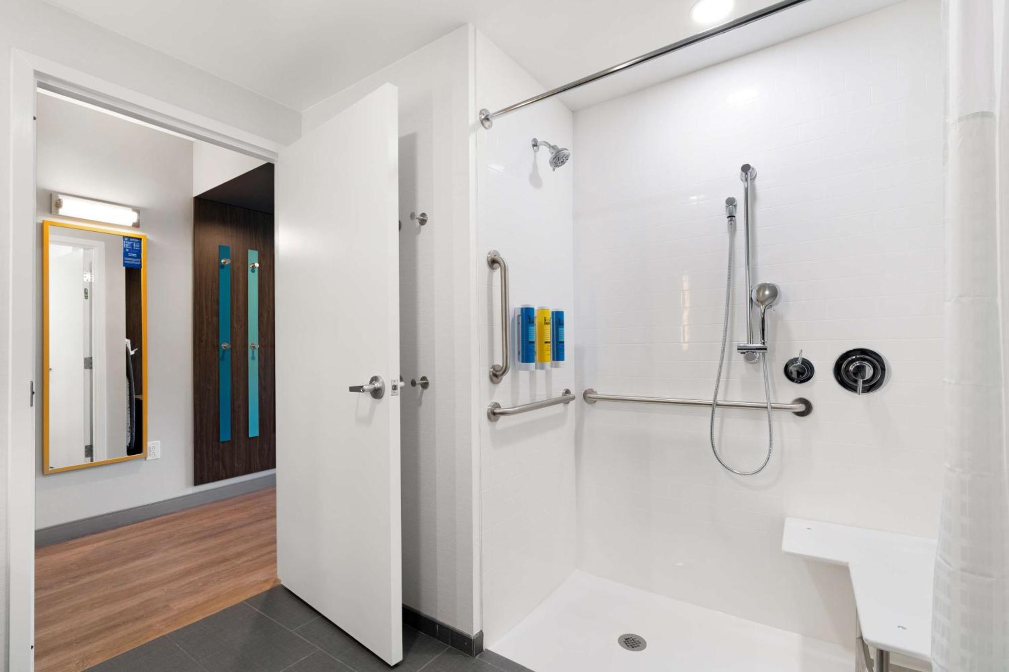 King Room with Roll-In Shower - Mobility Access