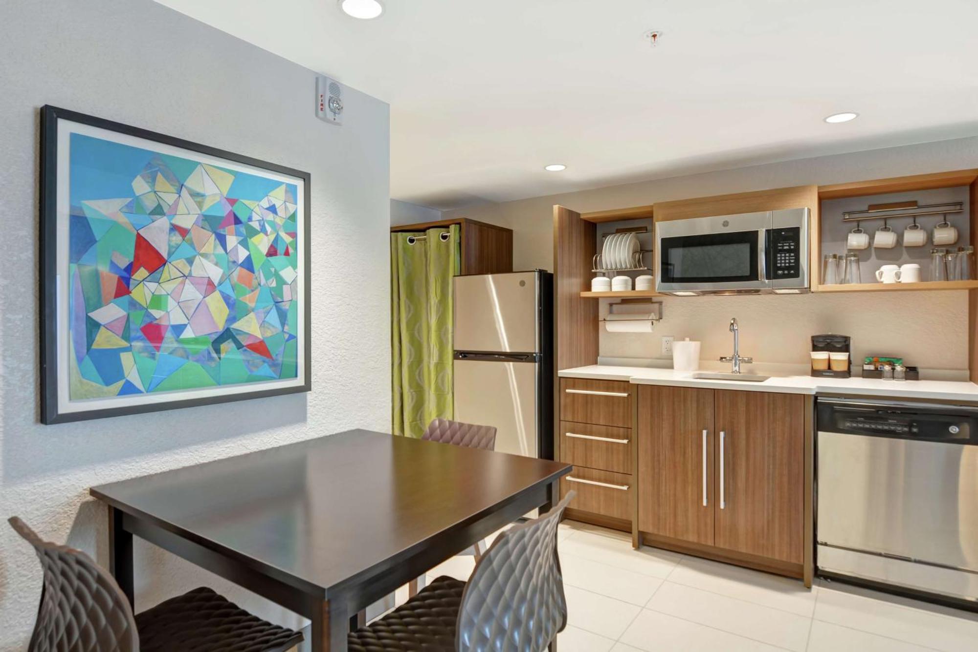 One-Bedroom Queen Suite - Non-Smoking