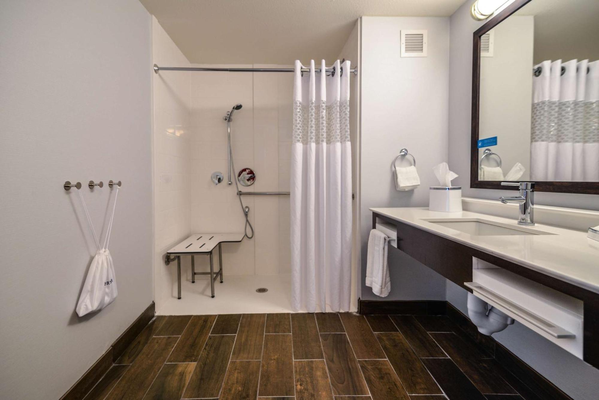 King Room with Roll-In Shower - Mobility Access/Non-Smoking