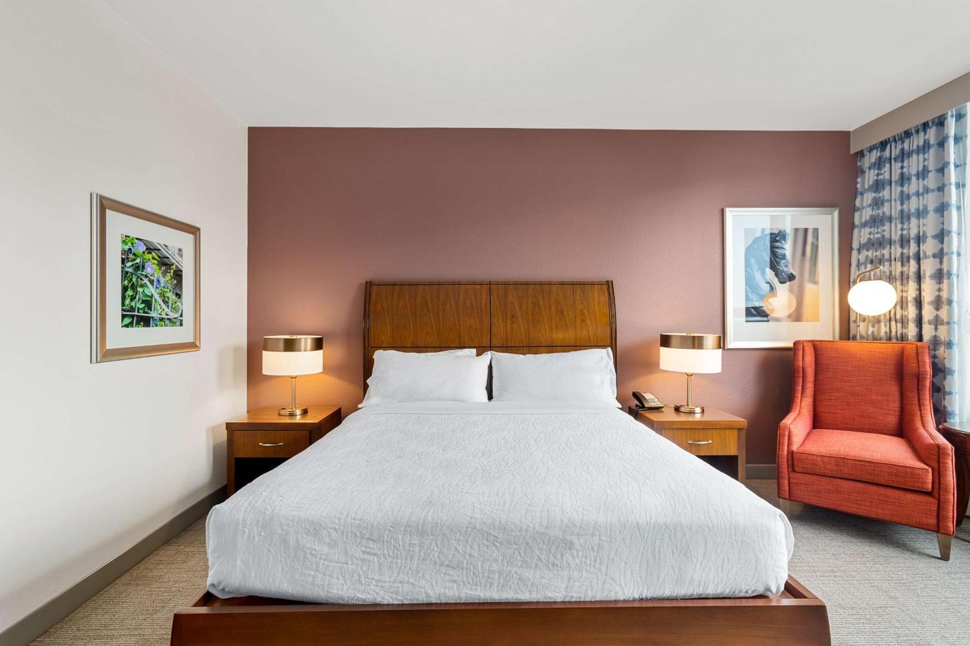 Habitación con cama extragrande.