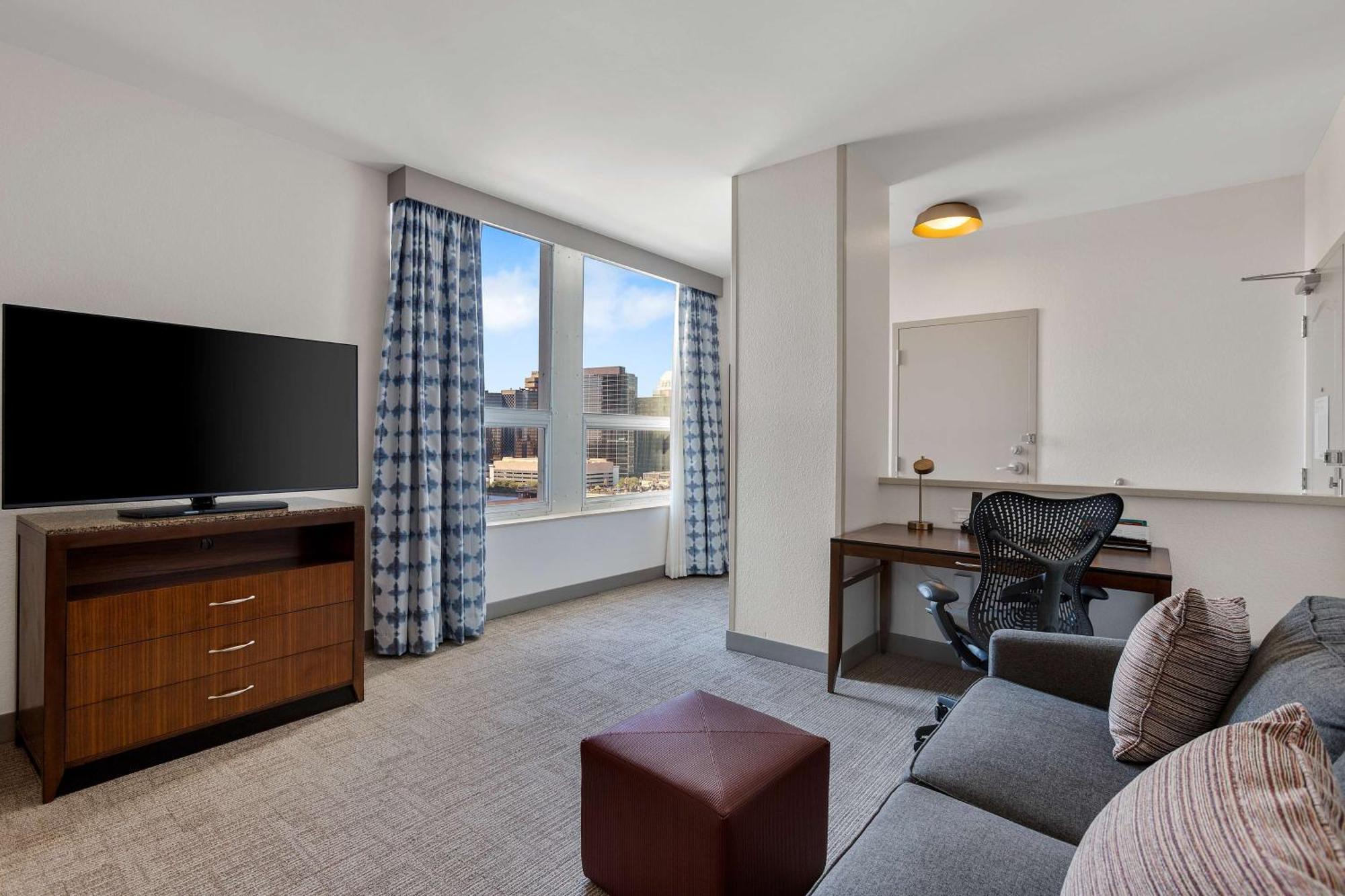 Habitación con cama extragrande y vistas a la ciudad