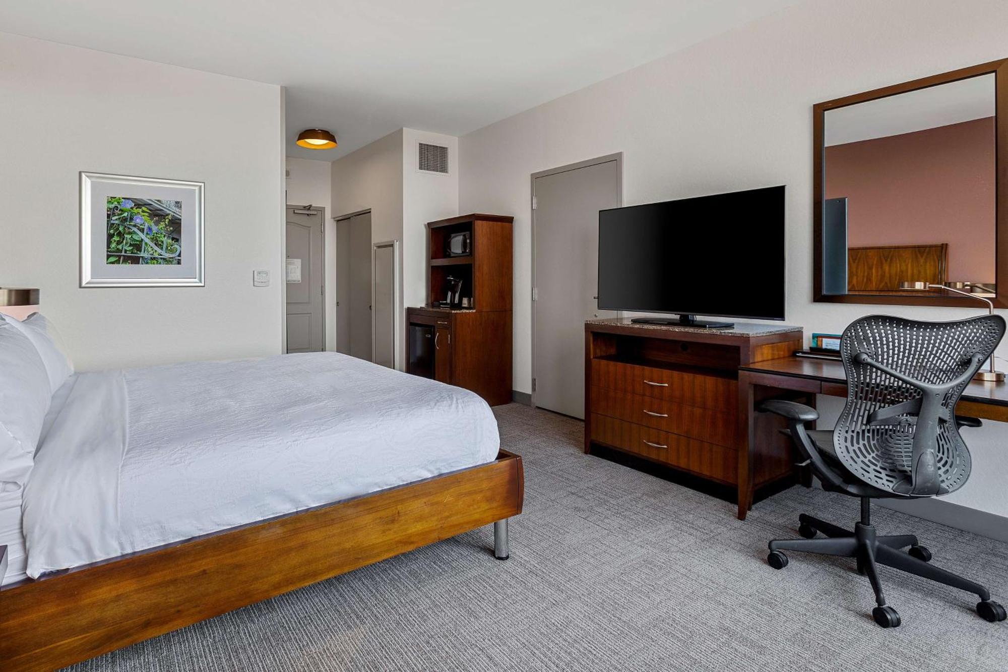 Habitación con cama extragrande - Adaptada para personas con discapacidad auditiva