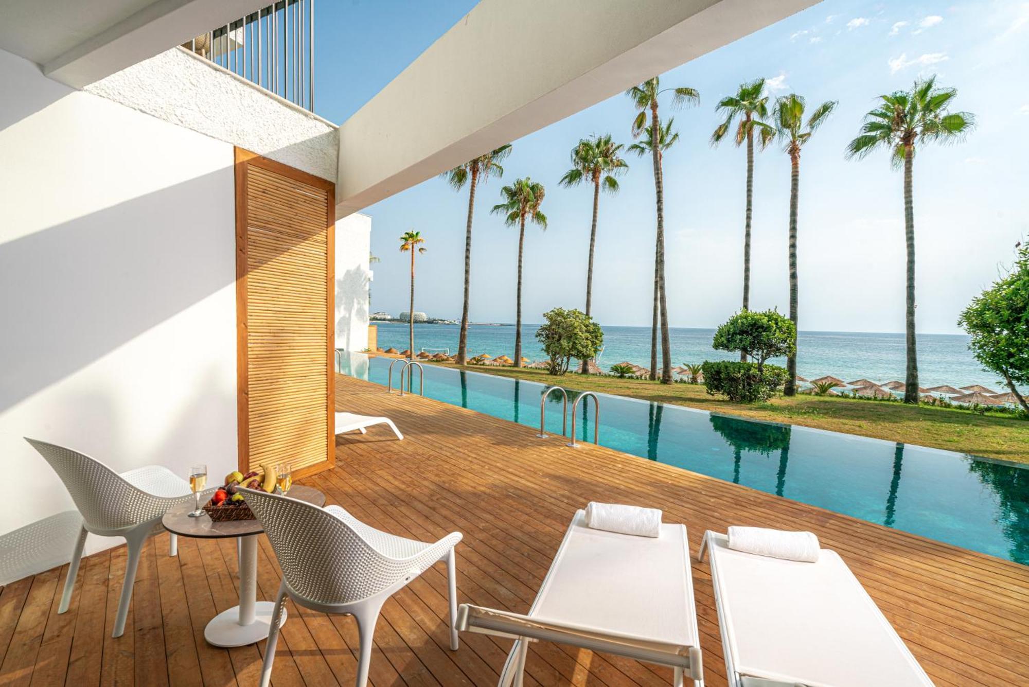 Zimmer mit Queensize-Bett und Poolblick