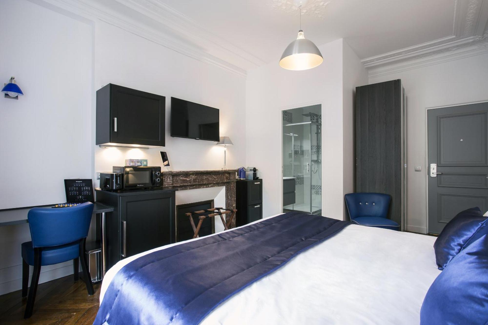 Suite con cama grande y balcón