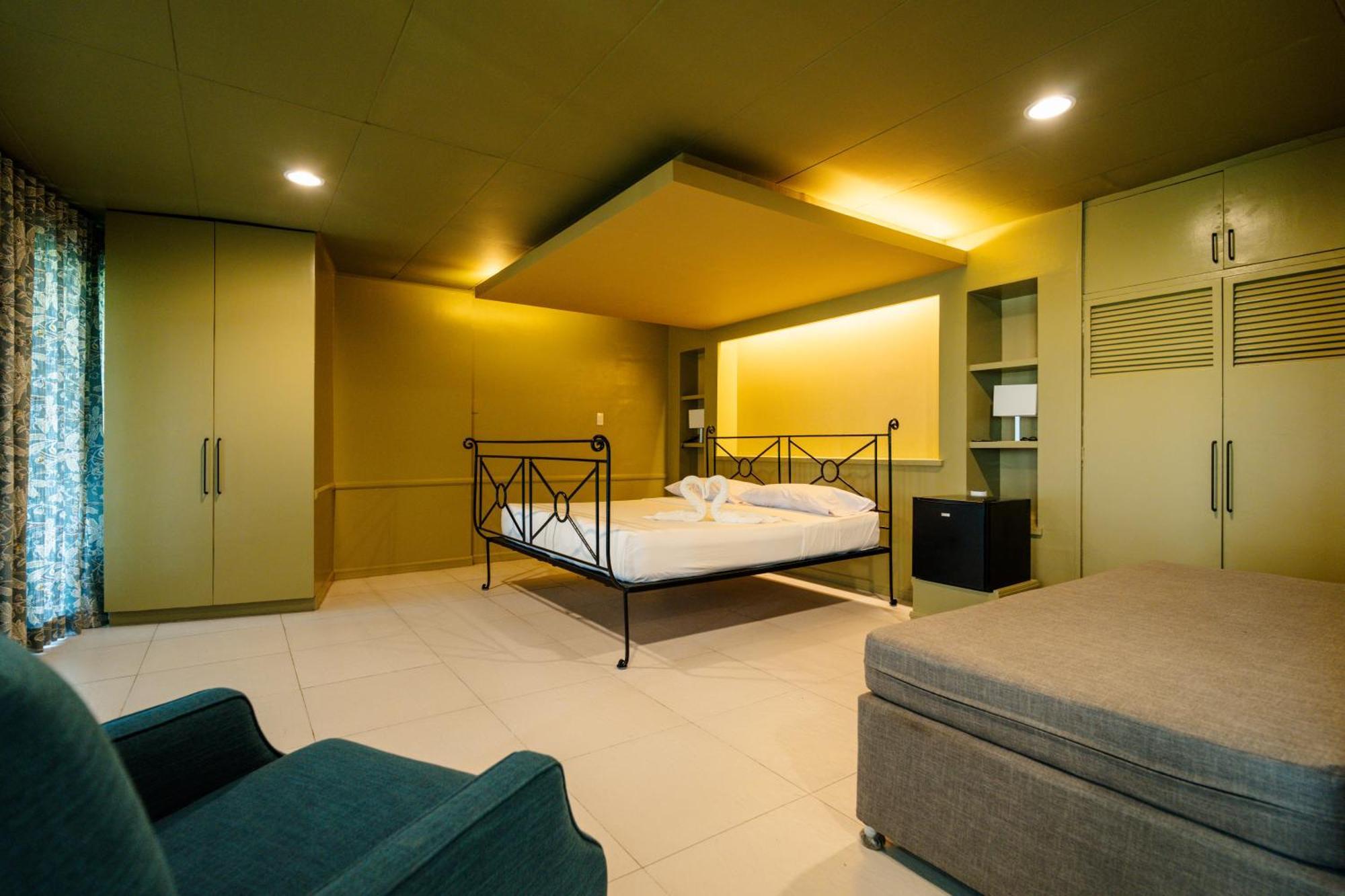 Superior Family Room,1547143630:JPEG